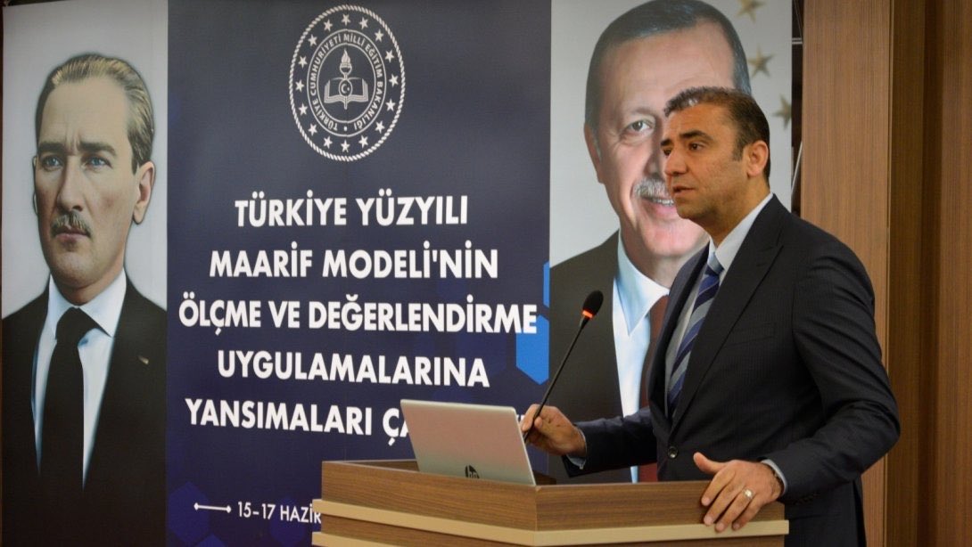 mebodsgm's tweet photo. TÜRKİYE YÜZYILI MAARİF MODELİ'NİN ÖLÇME VE DEĞERLENDİRME UYGULAMALARINA YANSIMALARI ÇALIŞTAYI GERÇEKLEŞTİRİLDİ
Ölçme, Değerlendirme ve Sınav Hizmetleri Genel Müdürlüğü koordinasyonunda düzenlenen "Türkiye Yüzyılı Maarif Modeli'nin Ölçme ve Değerlendirme Uygulamalarına Yansımaları Çalıştayı", Ankara Başkent Öğretmenevinde 15-18 Haziran 2026 tarihleri arasında gerçekleştirildi.
Çalıştaya, Bakan Yardımcısı Sayın Ömer Faruk Yelkenci, Ölçme, Değerlendirme ve Sınav Hizmetleri Genel Müdürü Erdal Kılınç, Ortaöğretim Genel Müdürü Cengiz Mete, Din Öğretimi Genel Müdürü Ahmet İşleyen, Ölçme, Seçme ve Yerleştirme Merkezi Başkan Yardımcısı Mustafa Doğan ile ilgili kurum ve kuruluşlardan uzmanlar katılım sağladı.
Çalıştayın açılış konuşmasını gerçekleştiren Bakan Yardımcısı Sayın Ömer Faruk Yelkenci, çalıştayın eğitim politikalarının geliştirilmesine ve ölçme-değerlendirme alanında yürütülecek çalışmalara önemli katkılar sağlayacağını ifade etti. 
Talim ve Terbiye Kurulu Başkanlığı, Ortaöğretim Genel Müdürlüğü, Din Öğretimi Genel Müdürlüğü, ÖSYM ve üniversitelerden akademisyenler ile ölçme-değerlendirme uzmanlarının bir araya geldiği çalıştayda 27'si akademisyen olmak üzere toplam 107 katılımcı davet edildi.
Çalıştay kapsamında Türkiye Yüzyılı Maarif Modeli'nin ölçme yaklaşımı, beceri temelli ölçme ve değerlendirme uygulamaları ile eğitim süreçlerinde kullanılabilecek yöntemler ele alındı.
Üç gün süren çalıştay sonunda hazırlanan raporda Türkiye Yüzyılı Maarif Modeli'nin ölçme ve değerlendirme uygulamalarına yansımalarına ilişkin tespit, değerlendirme ve önerilere yer verildi.
@tcmeb 
@Yusuf__Tekin 
@farukyelkenci 
@erdalkilinc27