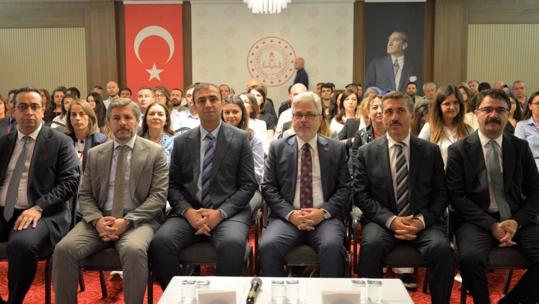mebodsgm's tweet photo. TÜRKİYE YÜZYILI MAARİF MODELİ'NİN ÖLÇME VE DEĞERLENDİRME UYGULAMALARINA YANSIMALARI ÇALIŞTAYI GERÇEKLEŞTİRİLDİ
Ölçme, Değerlendirme ve Sınav Hizmetleri Genel Müdürlüğü koordinasyonunda düzenlenen "Türkiye Yüzyılı Maarif Modeli'nin Ölçme ve Değerlendirme Uygulamalarına Yansımaları Çalıştayı", Ankara Başkent Öğretmenevinde 15-18 Haziran 2026 tarihleri arasında gerçekleştirildi.
Çalıştaya, Bakan Yardımcısı Sayın Ömer Faruk Yelkenci, Ölçme, Değerlendirme ve Sınav Hizmetleri Genel Müdürü Erdal Kılınç, Ortaöğretim Genel Müdürü Cengiz Mete, Din Öğretimi Genel Müdürü Ahmet İşleyen, Ölçme, Seçme ve Yerleştirme Merkezi Başkan Yardımcısı Mustafa Doğan ile ilgili kurum ve kuruluşlardan uzmanlar katılım sağladı.
Çalıştayın açılış konuşmasını gerçekleştiren Bakan Yardımcısı Sayın Ömer Faruk Yelkenci, çalıştayın eğitim politikalarının geliştirilmesine ve ölçme-değerlendirme alanında yürütülecek çalışmalara önemli katkılar sağlayacağını ifade etti. 
Talim ve Terbiye Kurulu Başkanlığı, Ortaöğretim Genel Müdürlüğü, Din Öğretimi Genel Müdürlüğü, ÖSYM ve üniversitelerden akademisyenler ile ölçme-değerlendirme uzmanlarının bir araya geldiği çalıştayda 27'si akademisyen olmak üzere toplam 107 katılımcı davet edildi.
Çalıştay kapsamında Türkiye Yüzyılı Maarif Modeli'nin ölçme yaklaşımı, beceri temelli ölçme ve değerlendirme uygulamaları ile eğitim süreçlerinde kullanılabilecek yöntemler ele alındı.
Üç gün süren çalıştay sonunda hazırlanan raporda Türkiye Yüzyılı Maarif Modeli'nin ölçme ve değerlendirme uygulamalarına yansımalarına ilişkin tespit, değerlendirme ve önerilere yer verildi.
@tcmeb 
@Yusuf__Tekin 
@farukyelkenci 
@erdalkilinc27