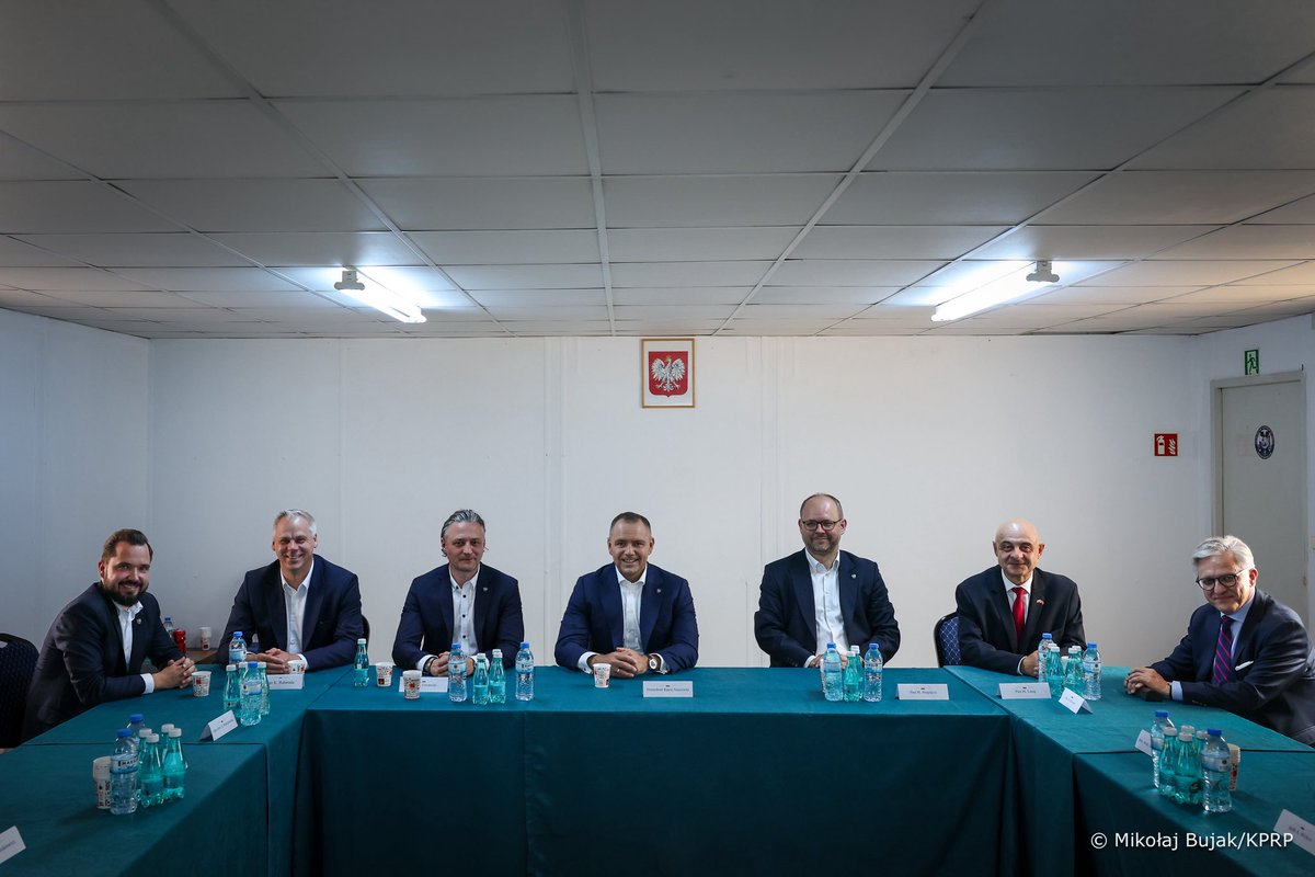 prezydentpl's tweet photo. Prezydent RP @NawrockiKn odwiedził bazę lotniczą İncirlik, pełniącą ważną rolę w strukturach Sojuszu Północnoatlantyckiego. To okazją do spotkania z żołnierzami z Polskiego Kontyngentu Wojskowego Turcja. https://t.co/tUlDpAfGBU