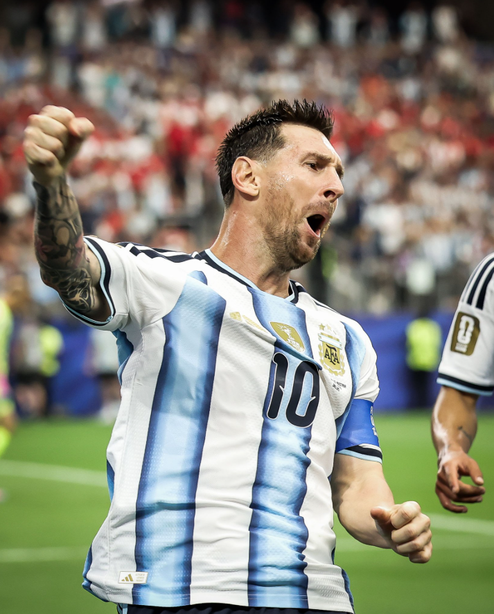 lnstantFoot's tweet photo. LIONEL MESSI ÉVOQUE LA COUPE DU MONDE 2030 À 43 ANS ! 🐐

Interrogé sur son avenir, l’Argentin reste prudent :

🗣️ « Je ne sais pas. La vérité, c’est que je n’y pense pas pour le moment… je vis au jour le jour et je me concentre sur le présent. »

À 39 ans, le GOAT continue d’évoluer à un très haut niveau, laissant planer le doute sur une possible présence en 2030. 👀

(@FabrizioRomano)