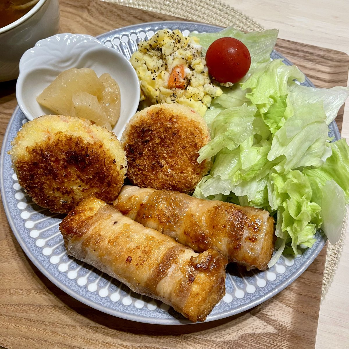 pizza_sunameri's tweet photo. 水曜日、台風に備えて元気ごはん
◯厚揚げ豚バラ巻き
◯カニカマはんぺん揚げ
◯大根の煮物
◯ポテトサラダ
◯赤だし（インスタント
夜ごはんたくさん食べましたが
もうお腹が空きました。 https://t.co/7FIWj0B3GM