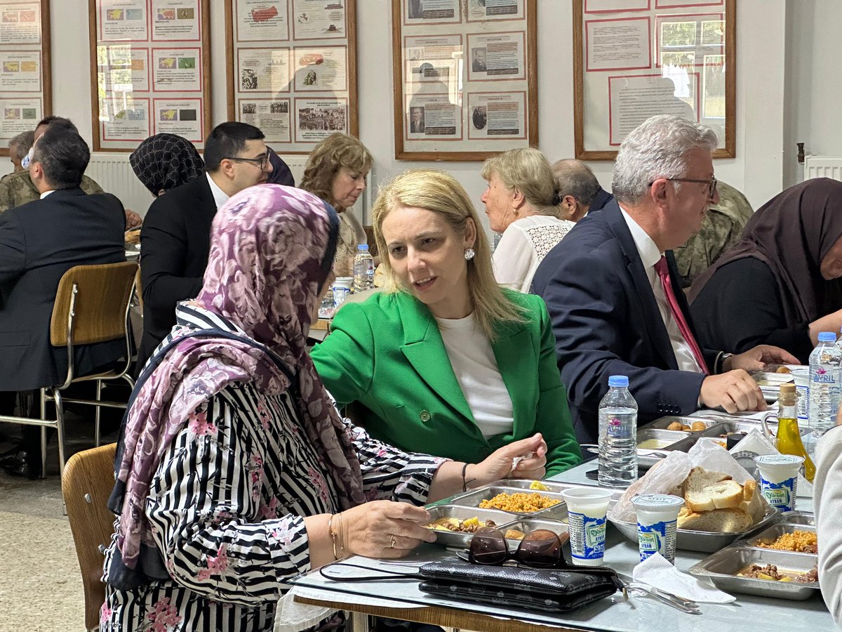 bernaabis's tweet photo. Türk Kara Kuvvetlerimizin kuruluş yıl dönümü münasebetiyle Kandıra Kışlası’nda düzenlenen programda, Kocaeli Valimiz Sayın İlhami Aktaş ile birlikte şehit ve gazi ailelerimizle bir araya geldik.

Aziz şehitlerimizi rahmet, minnet ve dualarla yâd ederken, kahraman gazilerimize şükranlarımızı ifade ettik. Vatanımızın huzuru, milletimizin güvenliği için fedakârca görev yapan Türk Silahlı Kuvvetlerimizin tüm mensuplarına başarılar diliyor, Kara Kuvvetlerimizin kuruluş yıl dönümünü kutluyorum.

🇹🇷 Şehitlerimizin aziz hatırası ve gazilerimizin fedakârlıkları daima milletimizin gönlünde yaşayacaktır.