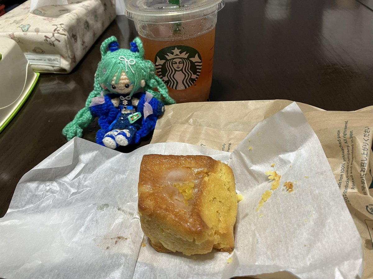 midare1201's tweet photo. 友人に誕生日に貰ったスタバのドリンクチケットとフードチケットをやっと使った(*´ω`*)
新作のクラフトジューシーピーチティーとレモンキューブケーキ(o´罒`o)

 #みーあみ https://t.co/VhmWAD0DqB
