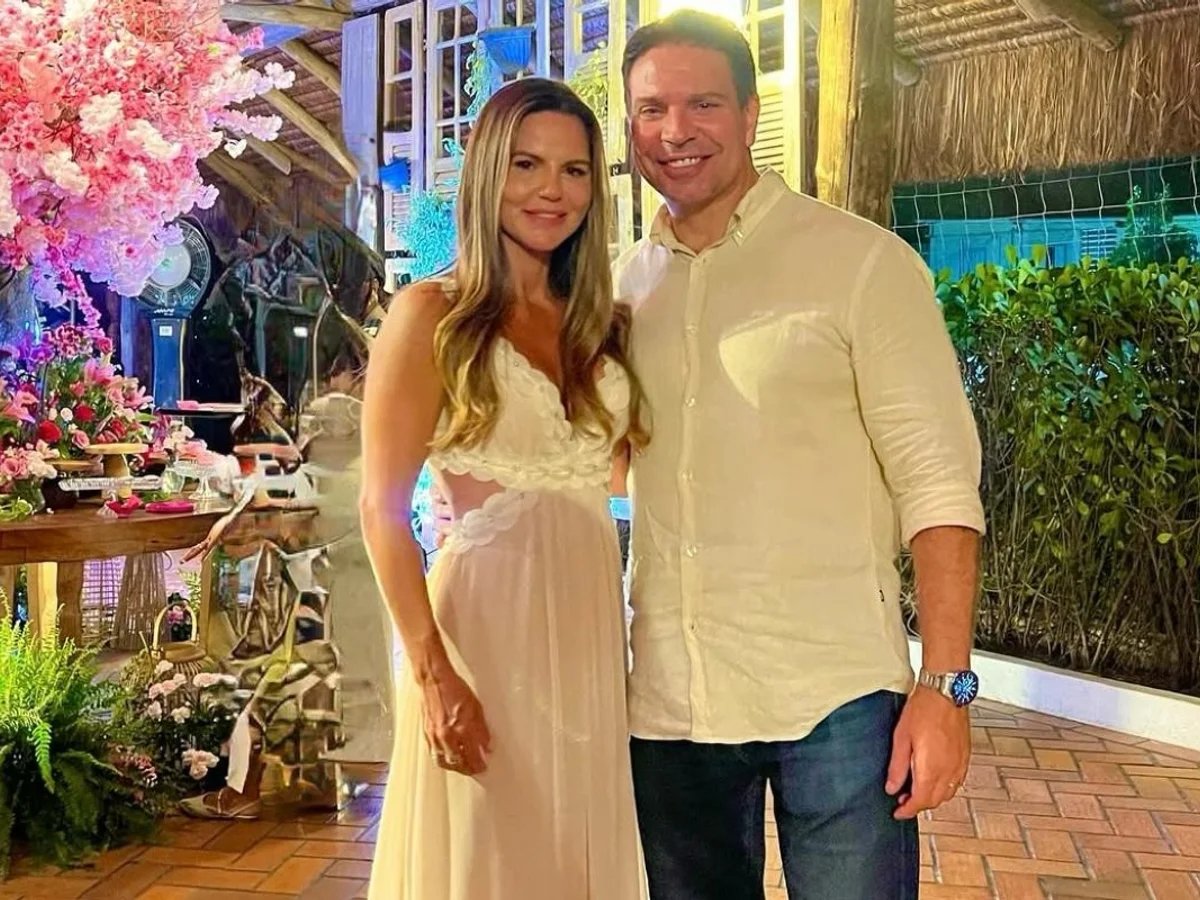 BlogdoNoblat's tweet photo. Com 'licença-prêmio' da Procuradoria-Geral de Roraima, mulher de Ramagem chega a 7 meses sem trabalhar. Rebeca Ramagem vive nos EUA desde setembro com o marido, o ex-deputado federal Alexandre Ramagem, e as filhas (O Globo) https://t.co/psEmW2tEFW