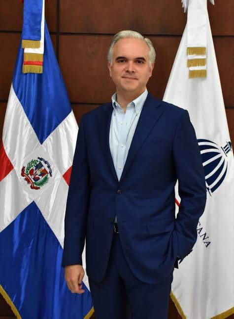Miralba's tweet photo. Luis Miguel DeCamps:

“Quiero ser claro: ningún niño dominicano se quedará fuera de las aulas por falta de cupo.

Desde hace meses trabajamos junto a las direcciones regionales y distritales para planificar el próximo año escolar y garantizar el acceso de todos los estudiantes al sistema educativo.”

Amén 🙌🏻
