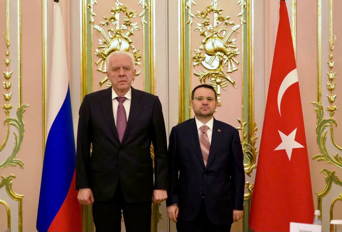 abakingurlek's tweet photo. Uluslararası Hukuk Forumu’na katılmak üzere bulunduğumuz St. Petersburg’da, Rusya ile adli iş birliğimizi güçlendirecek ve sınır aşan suçlarla mücadelemize ivme kazandıracak önemli temaslarda bulunduk.

Rusya Federasyonu Başsavcısı Sayın Aleksandr Vladimiroviç Gutsan ile gerçekleştirdiğimiz heyetler arası verimli görüşmelerin ardından, iki ülke arasındaki adli yardımlaşmayı daha ileriye taşıyacak İş Birliği Protokolü’nü imzaladık.

Görüşmemizde; organize suç örgütleriyle ulusal ve uluslararası düzeyde yürütt��ğümüz kararlı mücadeleyi vurgulayarak, adaletten kaçan suçluların iadesi konusundaki beklenti ve hassasiyetimizi açık şekilde dile getirdik.

Bu kapsamda, organize suç örgütü elebaşı olduğu değerlendirilen “Can Dalton” lakaplı Beratcan Gökdemir başta olmak üzere, haklarında iade taleplerimiz bulunan şahısların ülkemize iadesine yönelik taleplerimizi Rus makamlarına yeniden bildirdik.

Adalet Bakanlığı olarak; dünyanın neresine kaçarlarsa kaçsınlar suçluların takipçisi olmaya devam edecek, milletimizin güvenliğine ve huzuruna kastedenler hakkında adaletin tecellisi için kararlılıkla çalışmayı sürdüreceğiz.