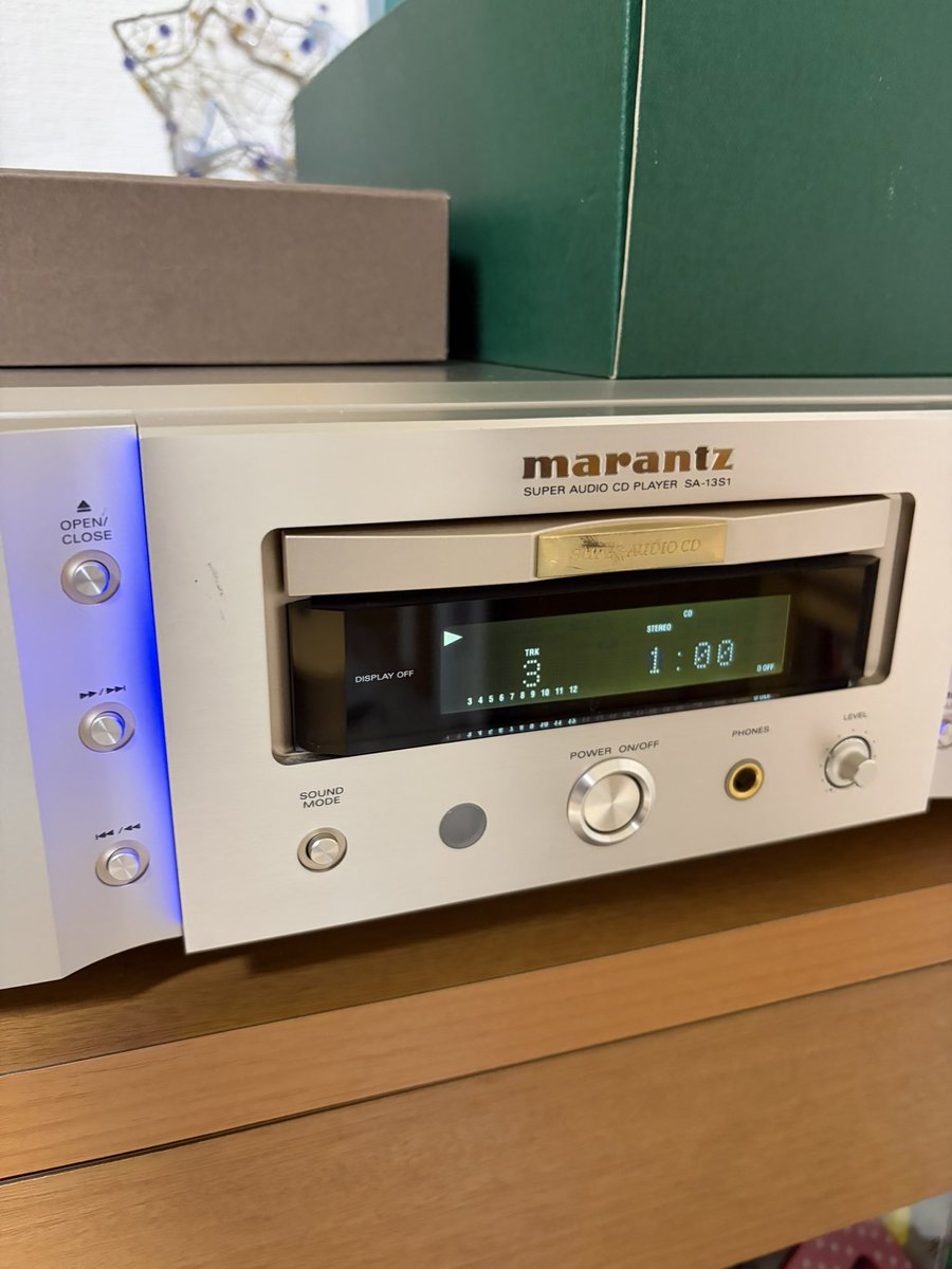 CGrfd4's tweet photo. えー、今日帰宅したらバレてましたー😅
CDラジカセからCDプレーヤーに変わり満足！なんだかスーピーカーに対して再生機があってなかったのでスピーカーに申し訳ない気持ちもありました😅
このご時世にCDを買う楽しみが😊さらに今は中古品がめちゃ安く買えるし👍 https://t.co/r8PRoTg3p6