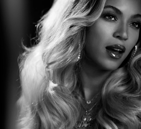 AboutMusicYT's tweet photo. Beyoncé's self-titled has sold 617,213 digital copies in just 3 days following its surprise release, debuting at #1 on Billboard 200 back in 2013.

The album has sold over 1 million copies in six days on iTunes Worldwide alone. https://t.co/eNWFOYq72c