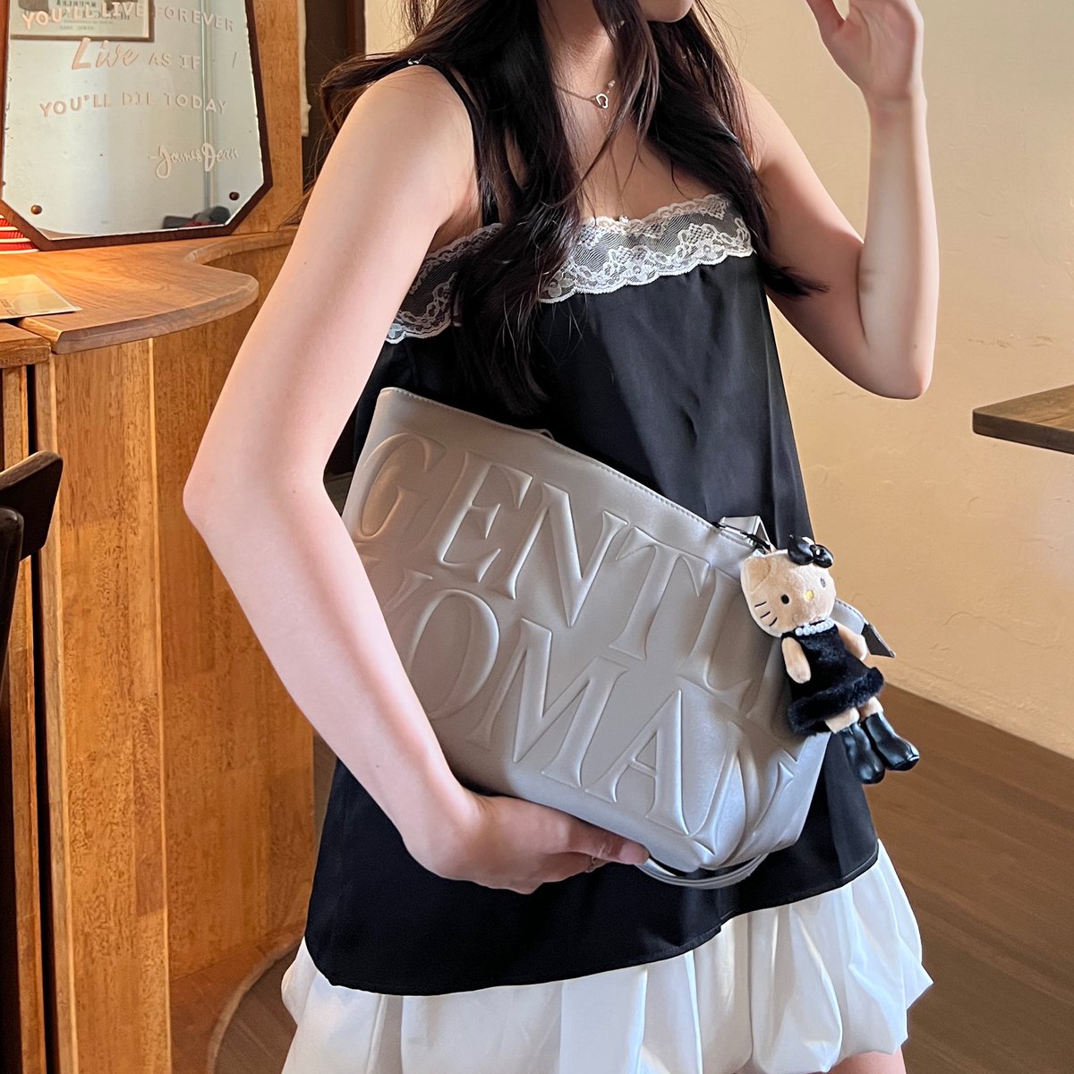 alonepord's tweet photo. ทุกคน กดด่วน 📍วันที่ 26 นี้ GENTLEWOMEN ในแอปฟ้ามีโปรลด 40% มีของแถมสำหรับ 100 ออเดอร์แรก ใครไม่รู้ซื้ออะไรเชียร์ Daily shoulder bag หนังนุ่มแบกของได้โคตรเยอะ สะพายไม่เจ็บไหล่ everyday look แบบผู้ดีในราคาพันนิดๆ ป้าให้เลย 👀 https://t.co/UBLZEQddsV