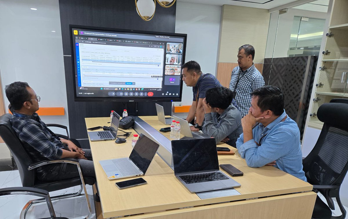 ellchena_'s tweet photo. Dulu sering bgt nyimpen foto pas meeting berasa kya org penting dikantor. Dan skarang kalo bisa ga usah diajak meeting aja dahh... Meeting doang kerjaan jadi numpuk😇 https://t.co/KJ44FxIfs2