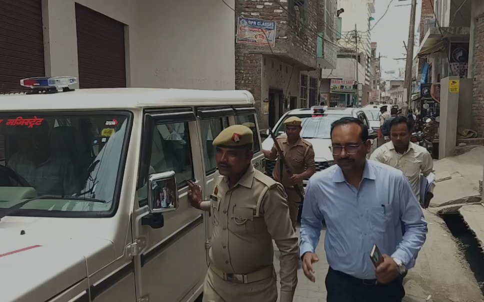 bstvlive's tweet photo. कासगंज : लखनऊ की घटना के बाद प्रशासन अलर्ट
➡️ DM और SP ने बनाई 8 स्पेशल टीम
➡️ कोचिंग सेंटर और लाइब्रेरी पर चेकिंग जारी
➡️ फायर सर्विस के साथ सेंटरों को चेक किया
#Kasganj #LucknowIncident #AdministrationAlert @kasganjpolice https://t.co/7T04c0TvSF