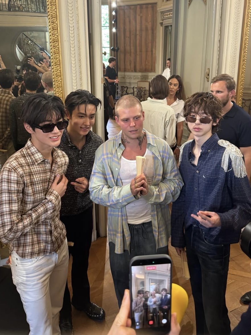 yungleanbrasil's tweet photo. Yung Lean conheceu Juhoon, Seonghyeon e Keonho, também membros do CORTIS, durante o desfile da Dior SS27 Men's Show https://t.co/XVYYQGpnFG