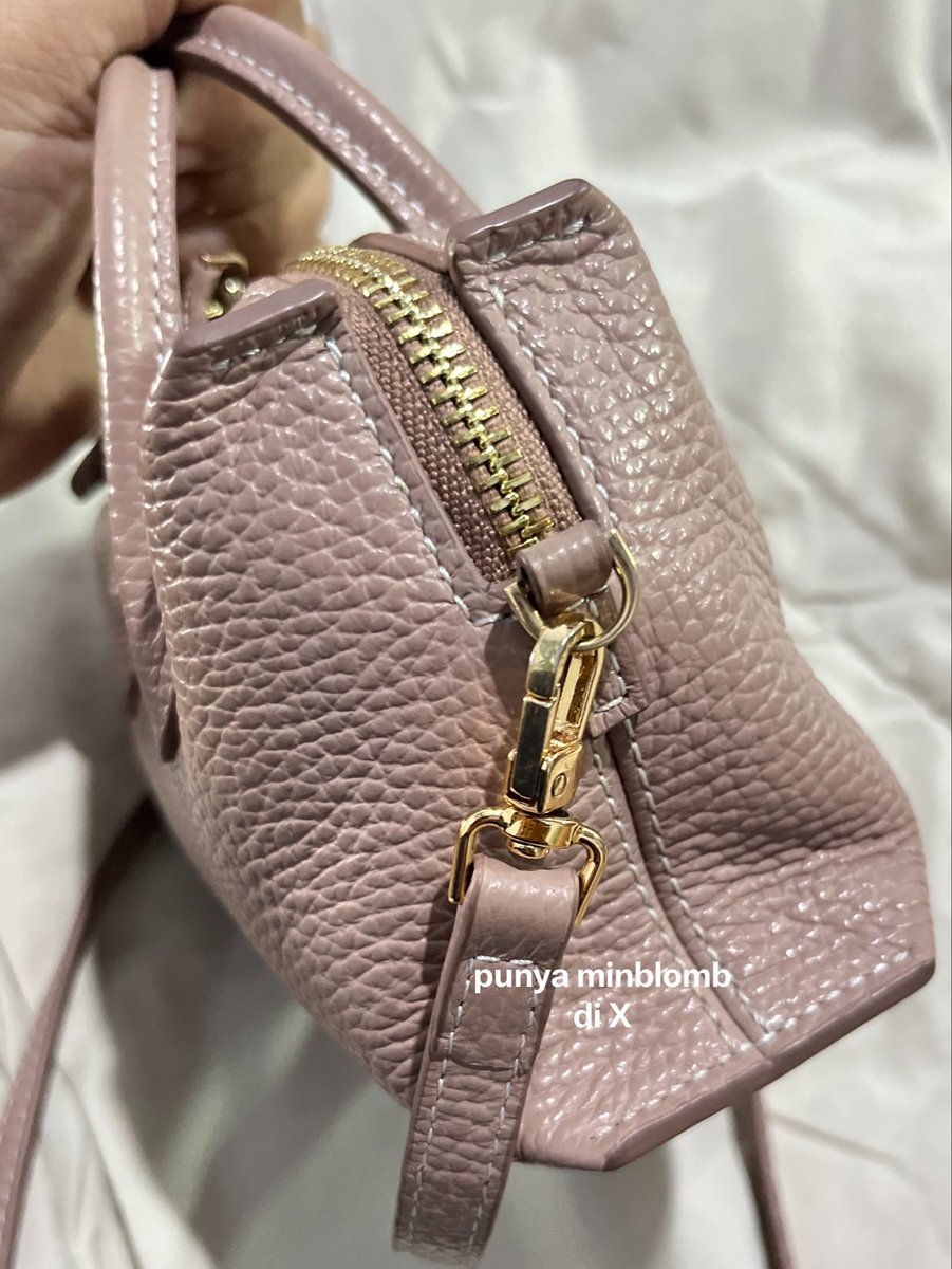 minblomb's tweet photo. UPDATE‼️‼️
6 bulan pemakaian rounn bag dan i'm impressed, dia jadi sedikit lebih slouchy (which i actually like😭) tapi masih structure BEST🩷🩷

psst, beda warna sedikit kayanya pengaruh pencahayaan yah https://t.co/lVotaNLHdr