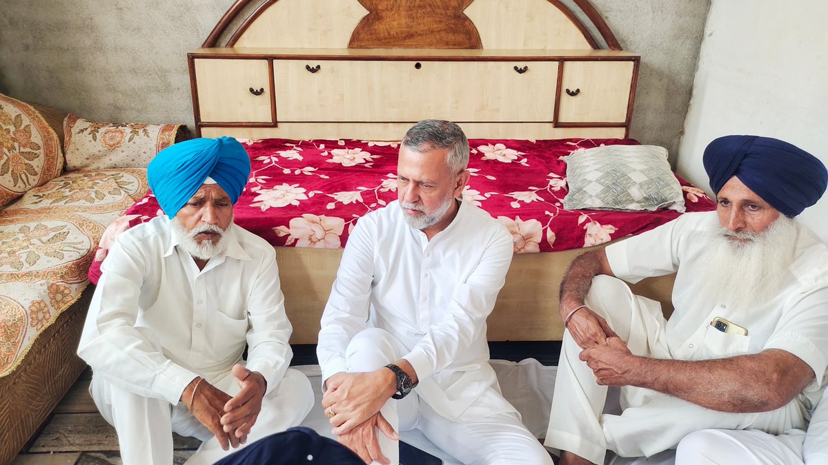 arvindkhannaoff's tweet photo. ਮੇਰੇ ਨਜ਼ਦੀਕੀ ਸਾਥੀ ਅਤੇ ਸਾਬਕਾ ਬਲਾਕ ਸੰਮਤੀ ਮੈਂਬਰ ਟਹਿਲ ਸਿੰਘ ਜੀ ਦੇ ਭਾਬੀ ਅਮਰਜੀਤ ਕੌਰ ਜੀ ਦੇ ਅਕਾਲ ਚਲਾਣੇ ਦੀ ਖ਼ਬਰ ਸੁਣਕੇ ਮਨ ਬੇਹੱਦ ਦੁਖੀ ਹੋਇਆ। ਅੱਜ ਓਹਨਾ ਦੇ ਗ੍ਰਹਿ (ਪਿੰਡ ਫੱਗੂਵਾਲਾ, ਭਵਾਨੀਗੜ੍ਹ) ਵਿਖੇ ਪਹੁੰਚ ਕੇ ਪਰਿਵਾਰ ਨਾਲ ਮਿਲ ਕੇ ਦੁੱਖ ਸਾਂਝਾ ਕੀਤਾ। ਰੱਬ ਅੱਗੇ ਅਰਦਾਸ ਹੈ ਕਿ ਵਿਛੜੀ ਰੂਹ ਨੂੰ ਆਪਣੇ ਚਰਨਾਂ ਵਿੱਚ ਨਿਵਾਸ ਬਖਸ਼ਣ ਤੇ ਪਰਿਵਾਰ ਨੂੰ ਭਾਣਾ ਮੰਨਣ ਦਾ ਬਲ ਬਖਸ਼ਣ।