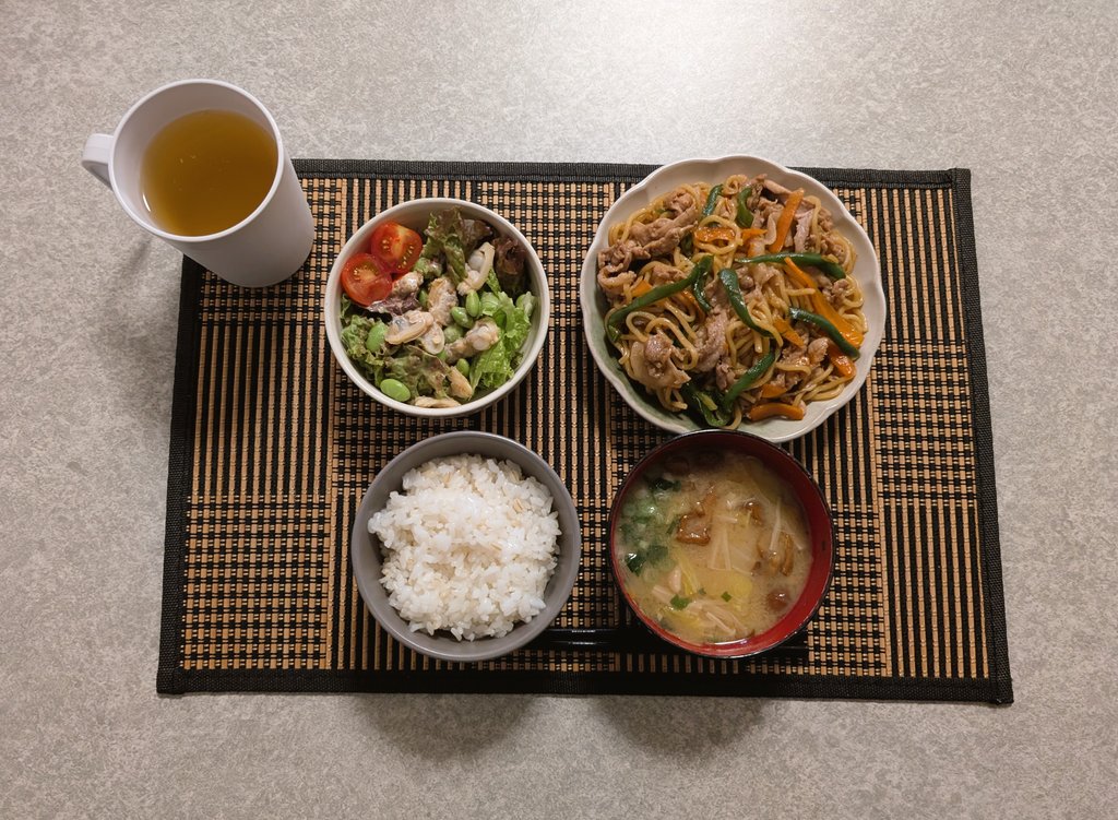 nagashi0807's tweet photo. 今日の夕食は焼きそばです。お弁当用でしたが作りすぎたので、夕食メインになりました…ダブル炭水化物😅味付けはシンプルにコーミソースです、美味しかったです。
また台風来るみたいですね。上陸はおそらく土日、仕事ある日じゃなくて良かった。
#自炊 https://t.co/RVQq242jM3