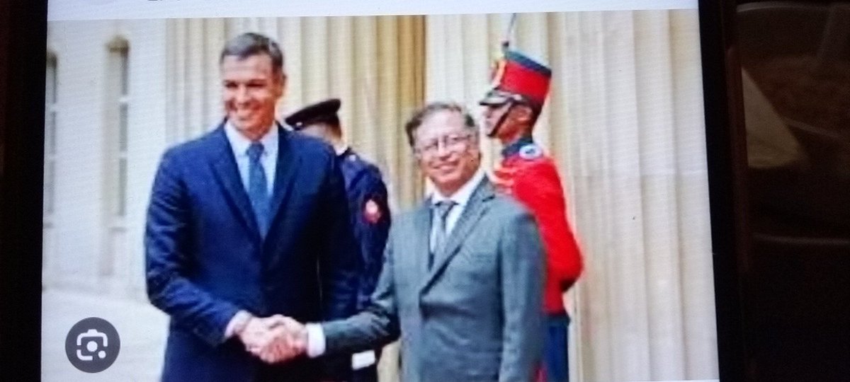RBastida888's tweet photo. Blanca y radiante va Gustavo petro y sus hijas 
Con la de niños que se ha comido el petro de los c****** junto a Epstein https://t.co/ptG8e8YXYa