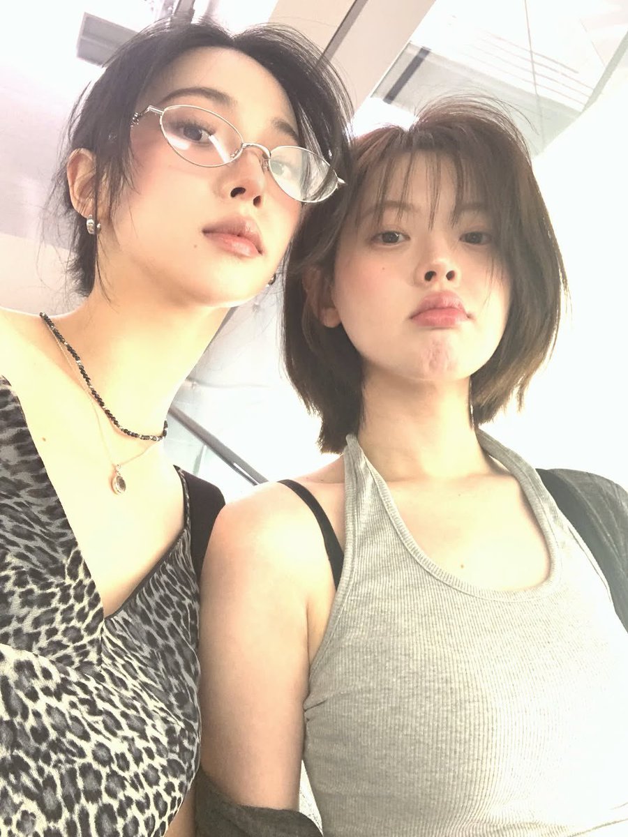 soshirevelae's tweet photo. KARINA WENT ON A MUSEUM DATE WITH HAN SUA  🥹💙 THEY LOOK SOOO GOODDDD 🤧 https://t.co/cpAp5j0NZb
