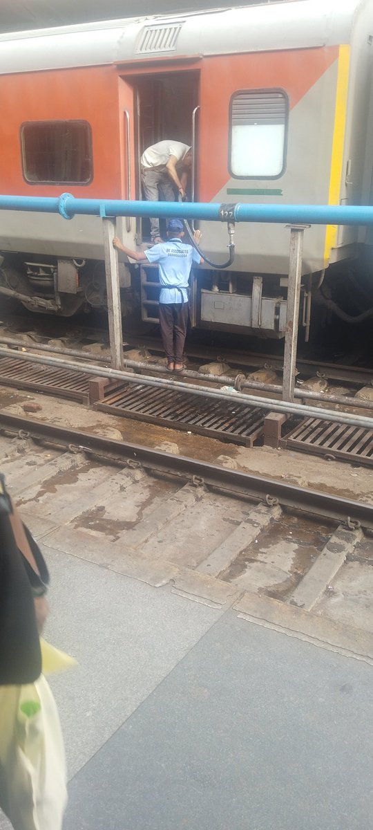 archukhush's tweet photo. @IRCTCofficial @RailwaySeva @drmmumbaicr Pantry staff use toilet/cleaning water for pantry car https://t.co/yyRw3uc7PO much hygiene or fair is it.Location pune railway staion Jhelum https://t.co/kg9Y0SwLer let us see what railway can do. https://t.co/Rt8um5ImxI