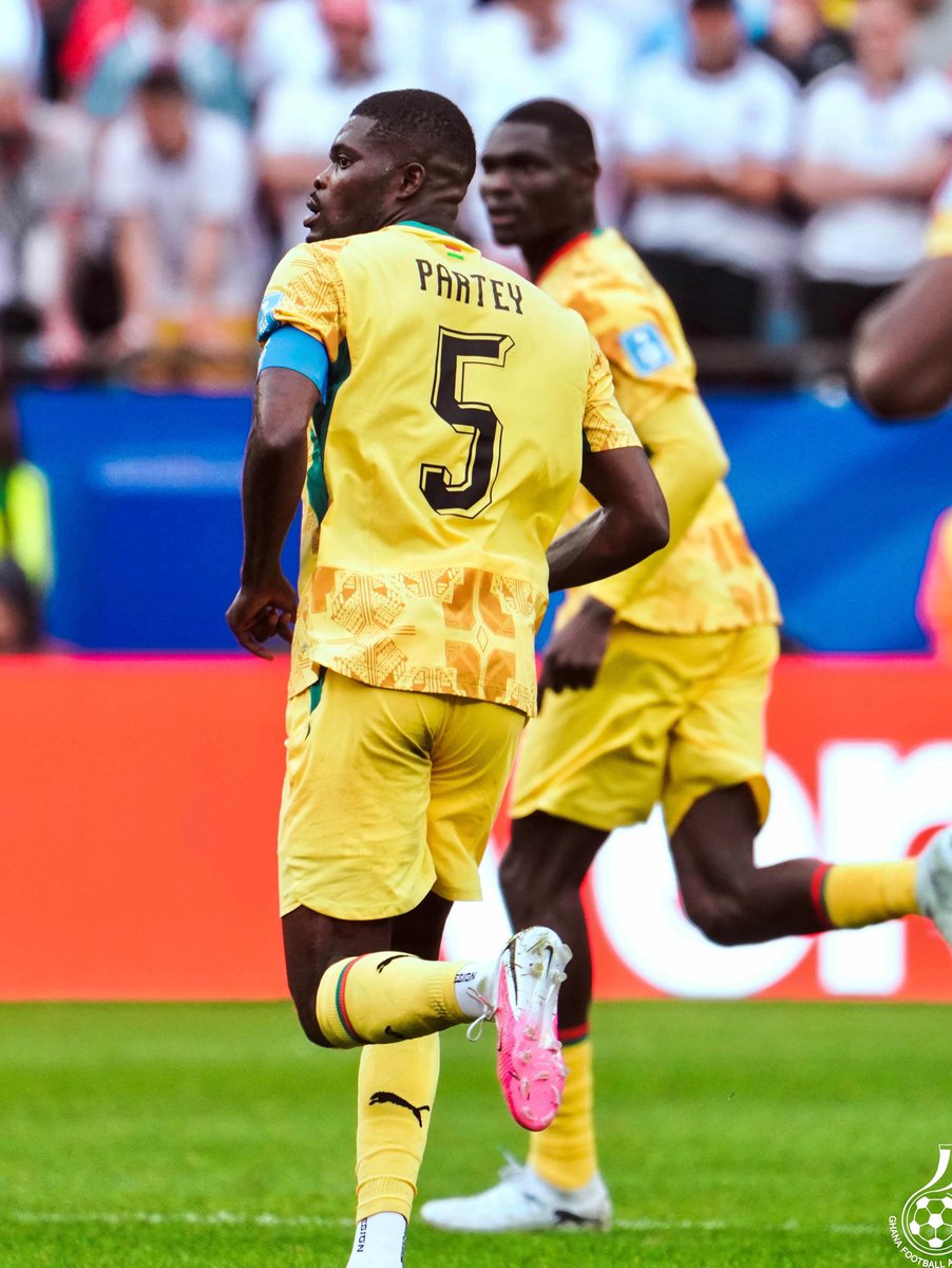 creatizine's tweet photo. Thomas Partey in action against England https://t.co/JYlMl2RkrZ