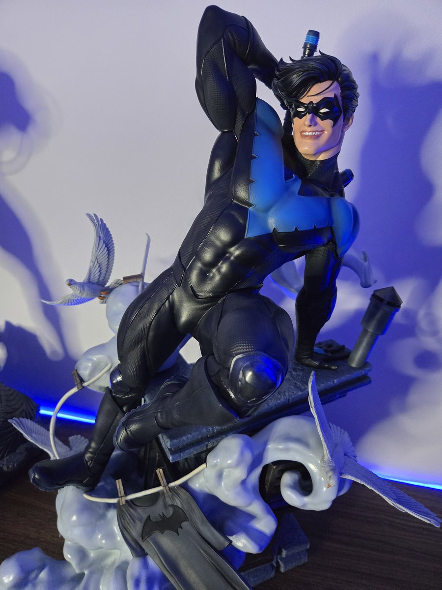 Batmania_YT's tweet photo. Le flow de ma dernière statue ... Nightwing à son prime ! 🦇 https://t.co/wAqeh21R8Z