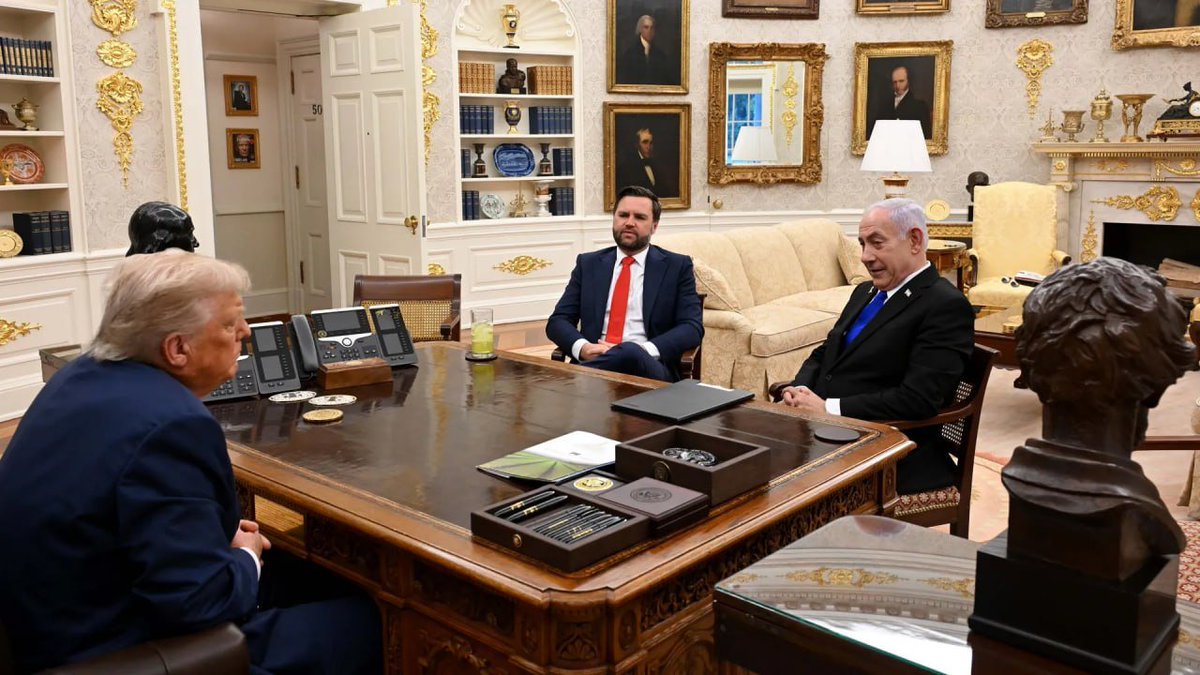 vottak_tv's tweet photo. Трамп сказал Нетаньяху, что от премьер-министра Израиля «устали все евреи»

Согласно книге «Смена режима», написанной репортером The New York Times Джонатаном Суоном, президент США критиковал премьер-министра Израиля во время дискуссии о реализации мирного плана в Газе в 2025 году. Об этом пишет The times of Israel.

«Все устали от тебя, Биби. Все евреи уже от тебя устали», — говорил тогда Трамп.