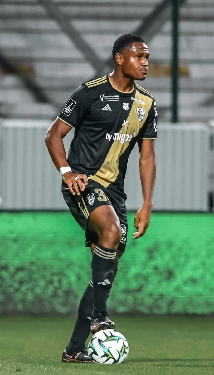 InstantLigue3's tweet photo. ✍️ JÉSAH AYESSA REJOINT LE PARIS 13 ATLÉTICO !
Le défenseur central de 26 ans s'engage avec le club parisien. Après 25 matchs en Ligue 2 avec l'AC Ajaccio, il avait tenté l'aventure en Ouzbékistan.
7e recrue du #P13A en #Ligue3 🇫🇷
🗞️ @PrunetaLaurent