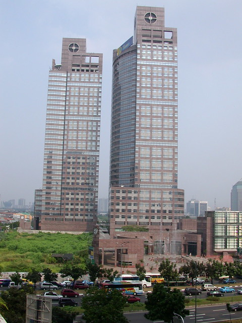 cand26_'s tweet photo. @senogp Anggana Danamon >>>>> Sampoerna Strategic Square. Arsitekturnya American Modern (vs SSS yang dangdut campuran modern + neoklasik), ada plaza dan open space buat pejalan kaki di sisi jalan utama, dan gak percaya fengshui meskipun perusahaan arsitekturnya Chinese-American. https://t.co/9aKVpahJ6G