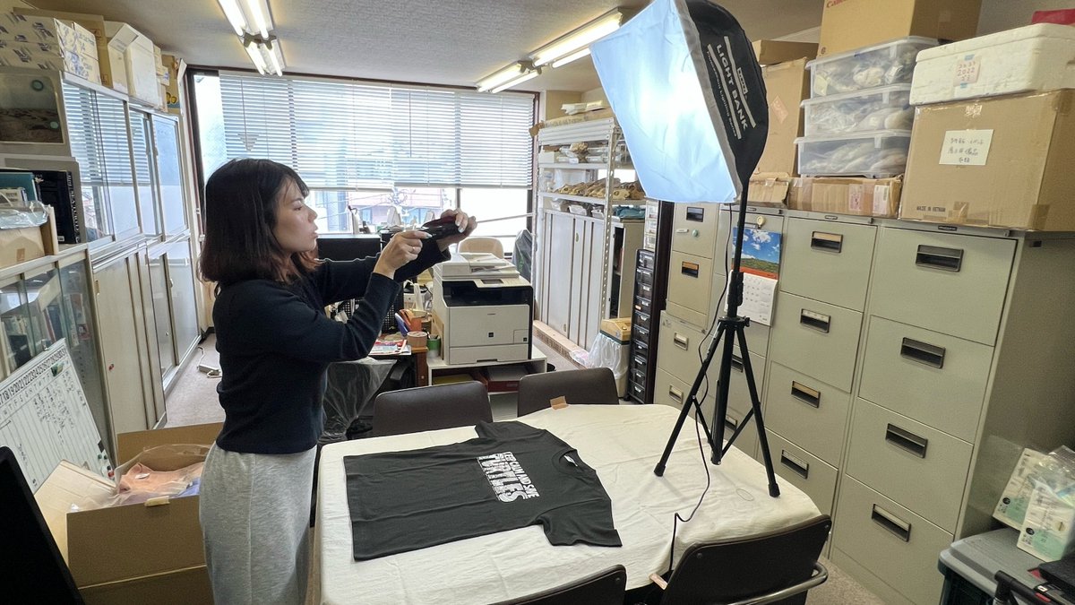 ELNAshop's tweet photo. ✨新米スタッフ！ウミガメと私の成長記録 ～4～✨
ブログを更新しました🐢🌊

待望の【新商品販売開始】のお知らせです！

💙✨2026年限定カラー✨💛

スタッフ着用写真も随時更新予定📸

#ウミガメ #オサガメ #保全活動 #Tシャツ #新商品 
https://t.co/XN5e3XjNRD https://t.co/oSaHNajBfZ