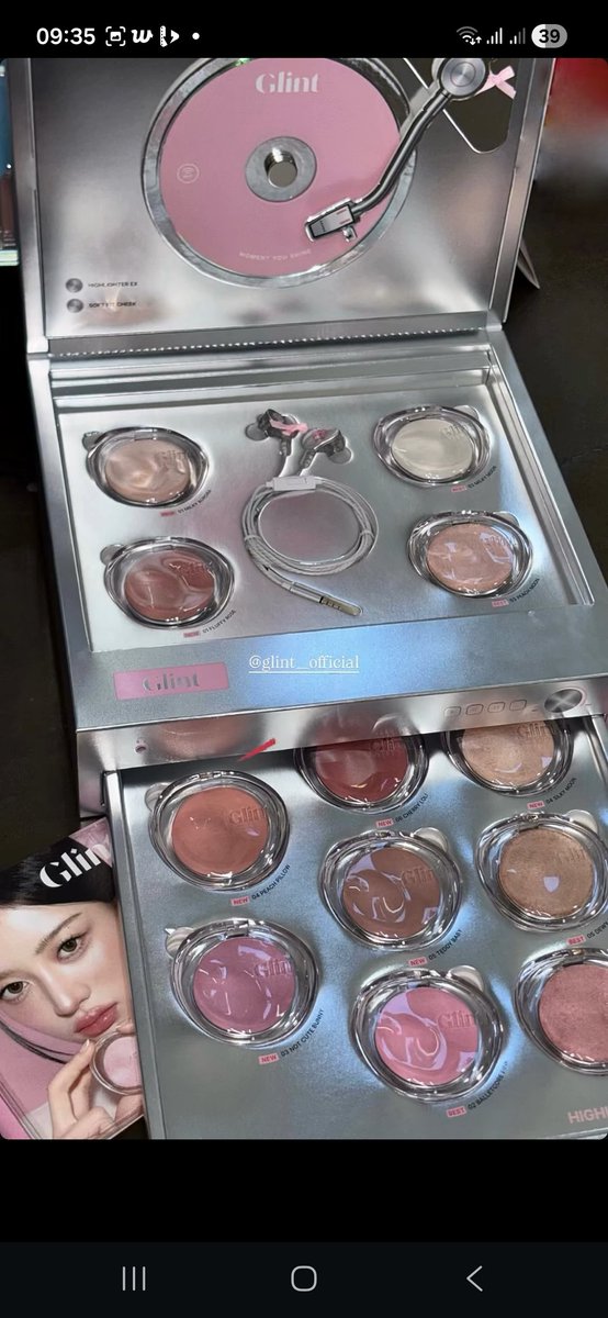 prkmorute's tweet photo. Wait this palette is actually so pretty and it comes with earphones😭💖 https://t.co/C7YwufaOw7