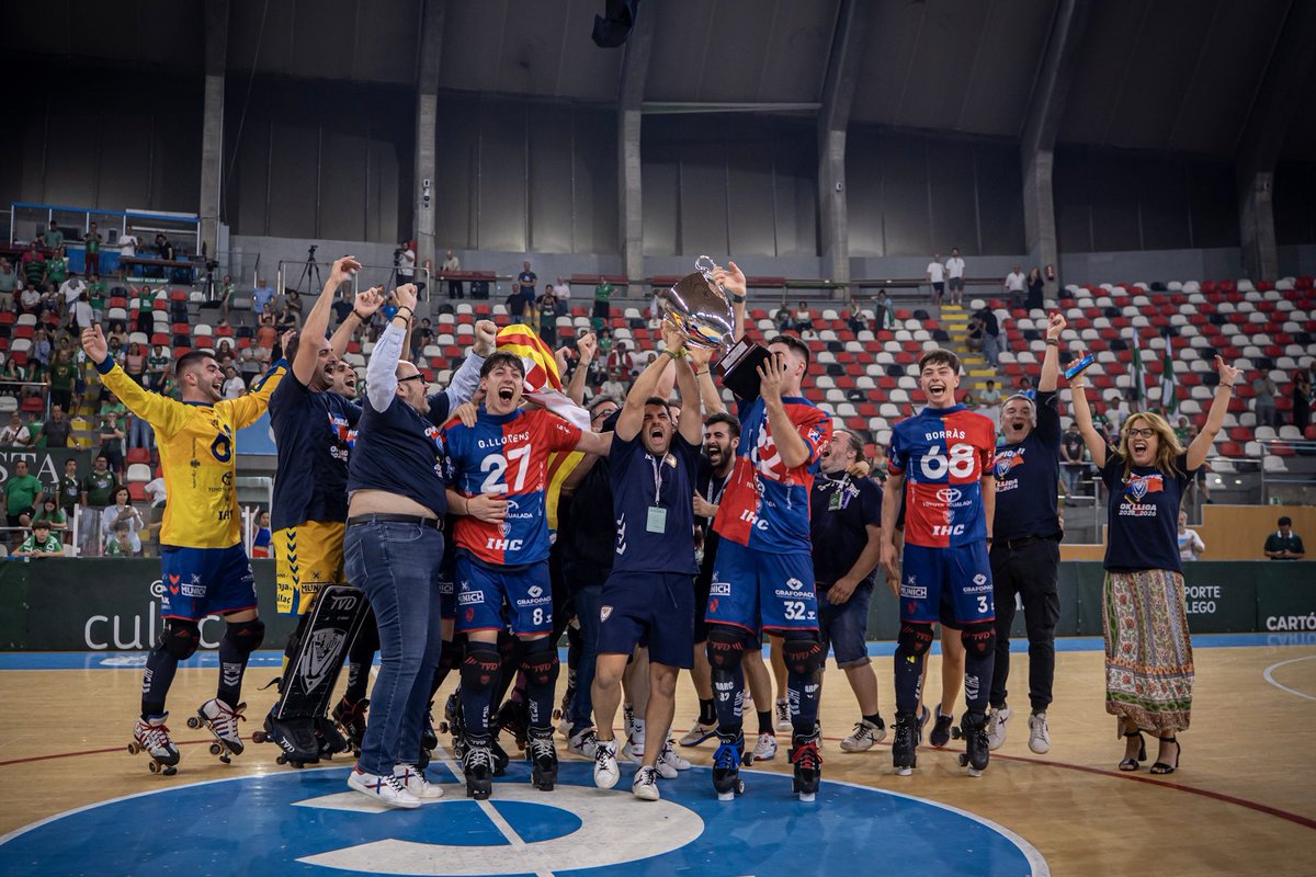 IgualadaHC's tweet photo. 🔵HEM TORNAT🔴

Vint-i-nou anys després.

L’Igualada Hoquei Club torna a ser campió de l’OkLiga.

🫂 Gràcies a tots els que heu estat al nostre costat durant aquesta temporada.

CAMINEM SEMPRE ENDAVANT!

🏆 CAMPIONS DE L’OK LLIGA 2025/26💙❤️

📸 @fedpatinaje https://t.co/bwyUBj86Vz