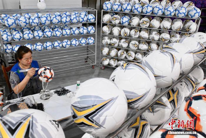 SoAnhui's tweet photo. Fueled by global World Cup sports fever, factories at the ball industrial park in Dingyuan, Anhui, China ramp up production to fulfill orders. Finished footballs roll off assembly lines nonstop and are shipped worldwide.
#WorldCup #Sports #China #Football #GlobalTrade #Industry #MadeInChina