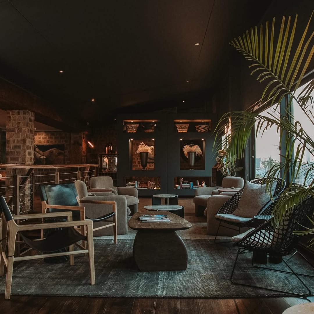 FoodBlogCT's tweet photo. Looking for a cocktail spot with a little mystery? 🍸📚

#TheBookClubRestaurant serves up expertly crafted cocktails, but the real discovery is The Upstairs Lounge – a hidden space made for lingering conversations and "just one more" drinks. https://t.co/skiR7J0dpS