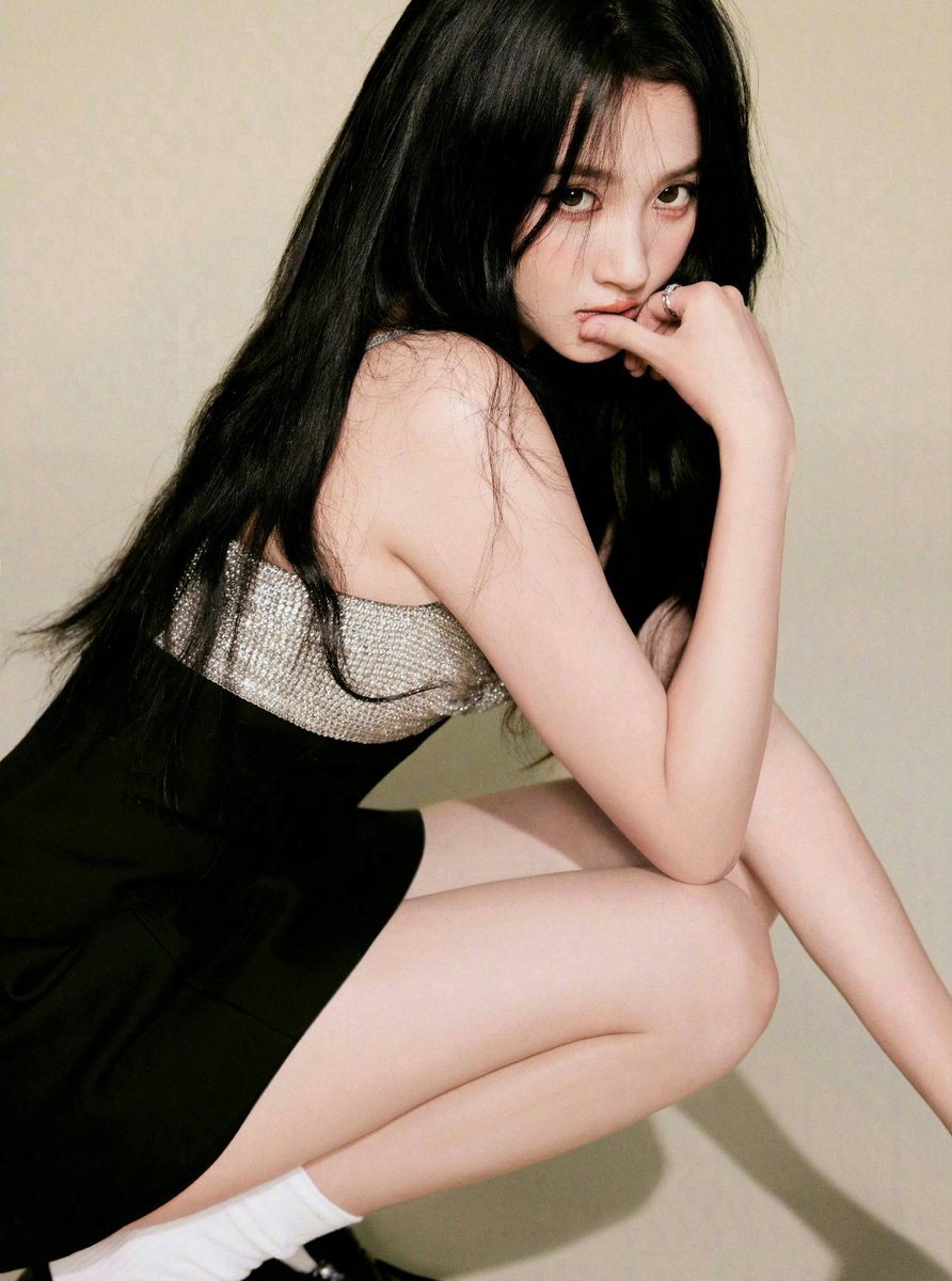 C_EntWomen's tweet photo. #GuanXiaotong is officially announced as the female lead in Tencent thriller drama #LoveYouInTheDark

It centers on Zhao Lusha, a talented young painter whose seemingly enviable, picture-perfect romance with a successful entrepreneur hides a dark and dangerous reality as she finds herself trapped in a tense domestic web of lies, forced to navigate a high-stakes psychological game of cat-and-mouse and confront her own private trauma to protect the deeply buried secrets of her past before they completely destroy her life.
