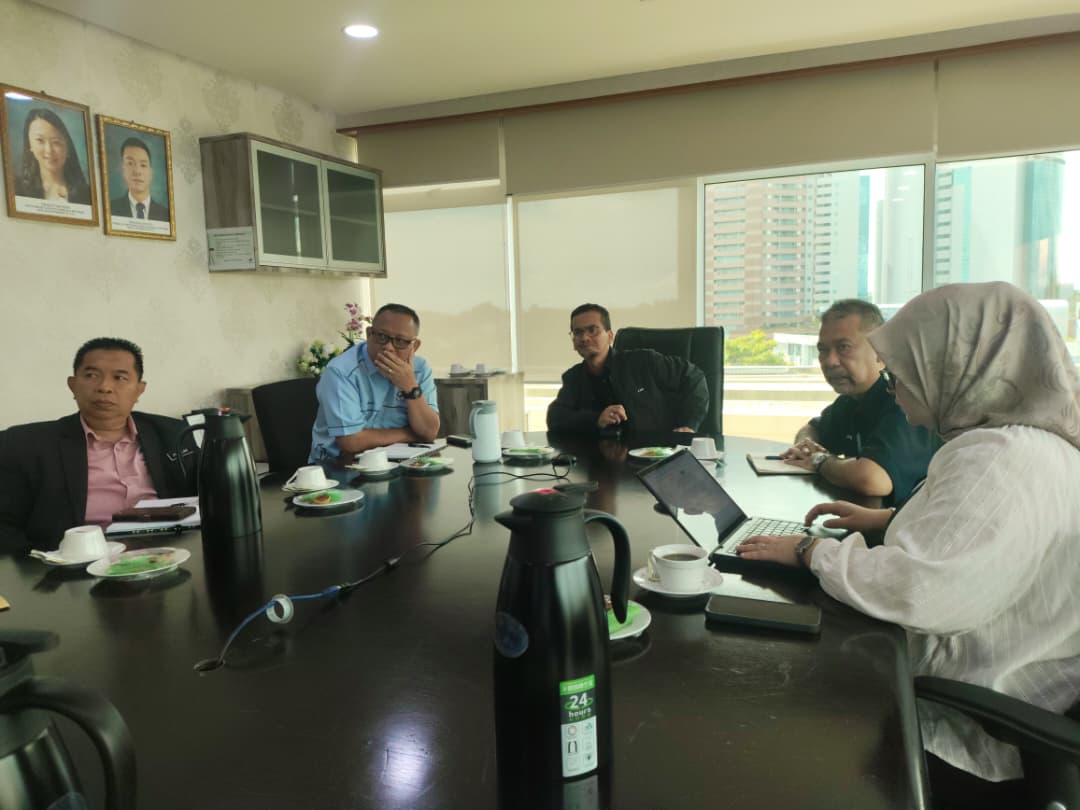 LabuanFSA1996's tweet photo. Labuan FSA, led by Mr Jaffree Ismail, Deputy DG engaged with YBhg. Datuk Muhammad Azmi bin Mohd Zain, Director General of JWP, during a courtesy visit to Labuan Corporation.

Labuan FSA remains committed to strengthening collaboration towards a sustainable and prosperous Labuan. https://t.co/OypEOZrjM2