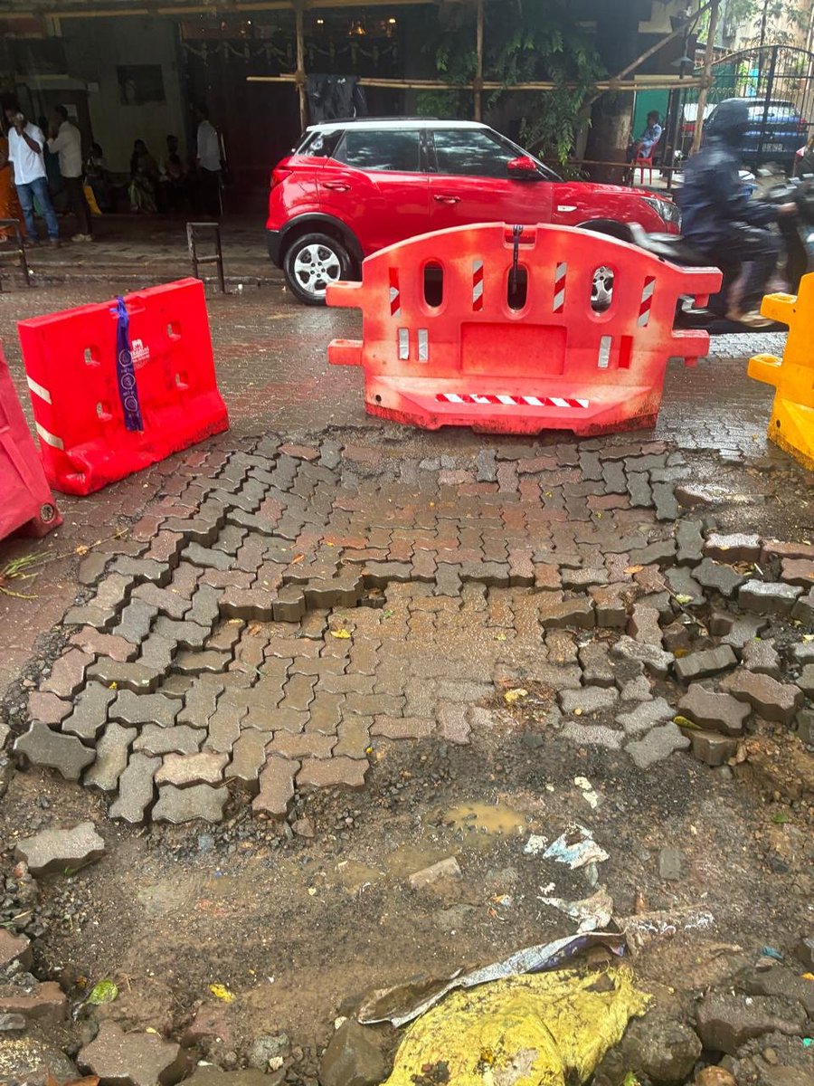 haquekiladaai's tweet photo. @mybmcWardFN @mybmcInfra paheli baarish aayee aur  bmc ke khokle vikaaaasssss ki dhajiya uda gayee ,telang road,behind FN ward office,opp temples.Shayaad aab  logon ka  vikaaassss ka ulta chasma seedha ho jaayee?@Petition_Group @fpjindia @surajojhaa https://t.co/8sSTwp4142
