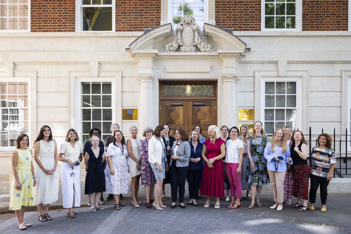EUdelegationUK's tweet photo. A special moment between Executive Vice-President Teresa Ribera and women EU diplomats in London.
 
On the International Day of Women in Diplomacy, we celebrate the role of women in international affairs.
 Proud to be a gender-equal Delegation, with 50% women representation. https://t.co/JLToV5tczt