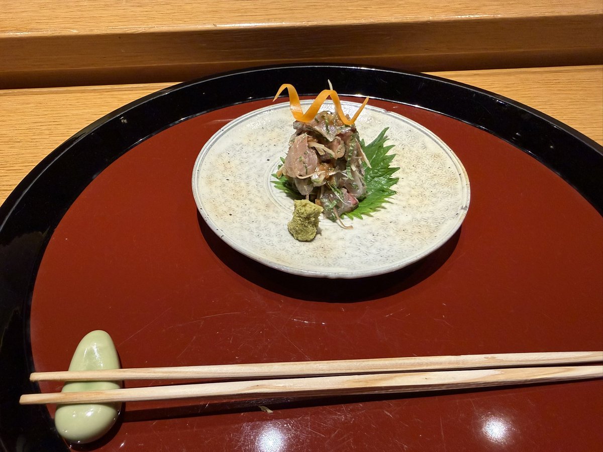 edogawainosuke's tweet photo. ホテル日航熊本

日本料理「弁慶」

平日懐石ランチ

他にお客さんいなくて貸切
暑くて食欲なかったけど
#懐石 だったせいかペロリと美味しく頂きました

目の前で職人さんが料理をして提供してくださいますが
ちょっと距離があるのでカウンター越しに置くのがしんどそうでした

#ホテル日航熊本 #弁慶 https://t.co/zg39ihGJAh