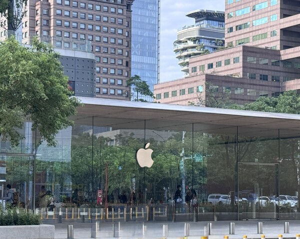 jukan05's tweet photo. Exclusive: Apple to Begin Foldable iPhone Mass Production in July, Hinge Problem Resolved

Apple will begin mass production of its first foldable iPhone from late July. While speculation about a launch delay recently emerged due to hinge problems, it has been confirmed that Apple is pushing ahead with a September unveiling as originally planned.

According to reporting by The Elec on the 24th, based on interviews with Apple supply chain sources in Korea and Taiwan, Apple has finalized the major specifications for the foldable iPhone, including the display, case, and mechanical components, and has entered the mass production preparation stage. Foxconn will handle production of the initial volume. A first round of trial production was carried out this past April, and mass production is expected to begin around late July. The September unveiling schedule is also expected to proceed without major issues.

Trial production is the procedure of validating the design, components, assembly process, and quality standards under actual production conditions before a new product enters mass production. It signifies that product development has passed the final validation stage and moved into the mass production preparation stage. For products like the foldable iPhone, which require multiple components such as the panel, hinge, cover glass, and frame to be precisely joined together, trial production results are a key variable for the launch schedule.

The Apple foldable iPhone uses a foldable organic light emitting diode (OLED) panel supplied by Samsung Display, along with the hinge module, cover glass, and mechanical components. Samsung Display recently received approval from Apple for the initial volume of foldable OLED modules from its Vietnam plant. It has completed mass production preparation through the module stage, in which the driver circuit, flexible printed circuit board (FPCB), and protective components are attached to the OLED panel.

The hinge for the foldable iPhone is supplied by Taiwan's Shin Zu Shing and the United States' Amphenol. They supply hinge modules made using a 3D printing method. The hinge determines the opening and closing feel when the screen is folded and unfolded, as well as the crease at the fold and the durability. Since it is a component that does not exist in ordinary bar type smartphones, it determines the level of completion of the foldable product.

It has been reported that there were in fact hinge related problems during the development process. A Taiwan industry source said, "After durability testing at the level of several million cycles, slight noise occurred in the hinge," adding that "in some assembly processes, the tolerances were larger than expected, so the defect rate rose somewhat." The source went on to add that "most of these problems have now been resolved."

Recently, observations have emerged in the industry that the launch of the foldable iPhone could be delayed due to hinge problems. The analysis that Apple could push back the actual sales timing even if it holds the September unveiling event has gained traction. Since it is the first foldable smartphone, Apple may apply strict quality standards at the last moment.

Apple also appears likely to adjust its iPhone launch strategy somewhat. With the addition of the foldable model, the central axis of the September new product unveiling event is expected to shift toward the Pro lineup and the foldable model, and there is a possibility that the standard model will be split off into a separate launch schedule.

An Apple supply chain company source said, "This year the unveiling will center on the Pro, Pro Max, and Ultra (foldable)," adding that "with the addition of the foldable iPhone, among the existing iPhone lineup, the standard model could see its launch pushed back to next spring."
