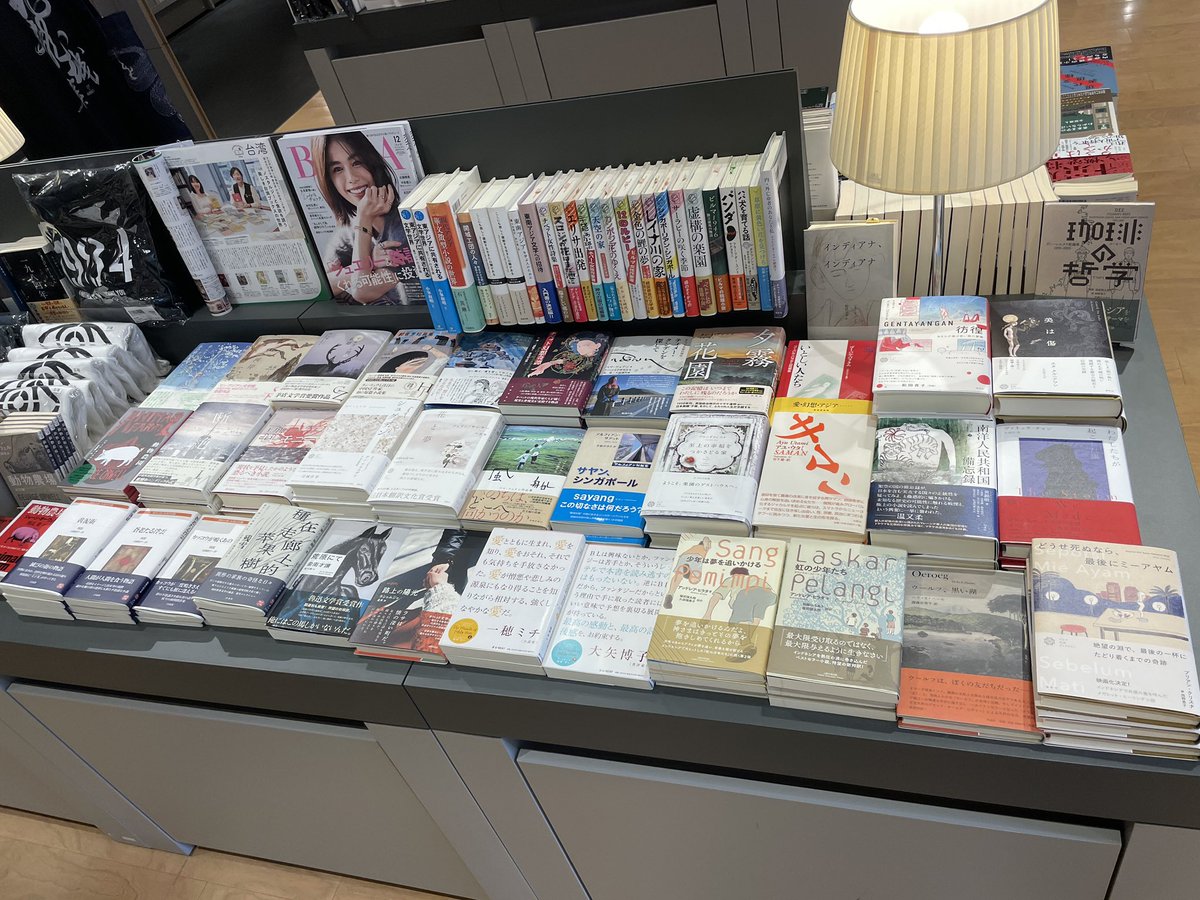 asn5x's tweet photo. 日本橋の誠品生活、一般の書店ではあんまり置いてない段々社のシリーズとか版元在庫僅少のアジア文学がいろいろ置いてあって楽しい＆ありがたい。 https://t.co/JvxyooRDxY