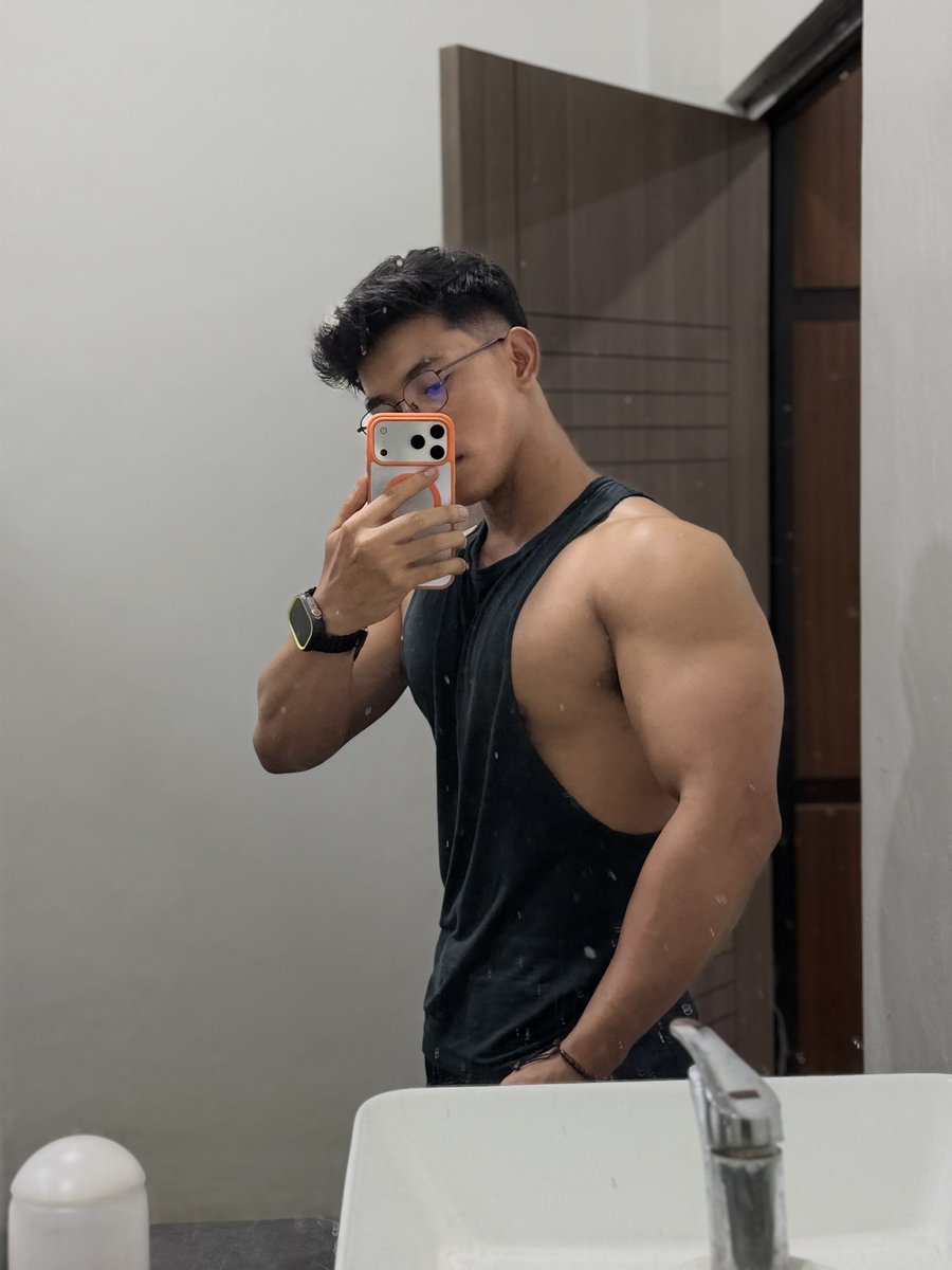 rizals599's tweet photo. sayang aku gym bntran dlu ya . https://t.co/POv0lNh7Ou