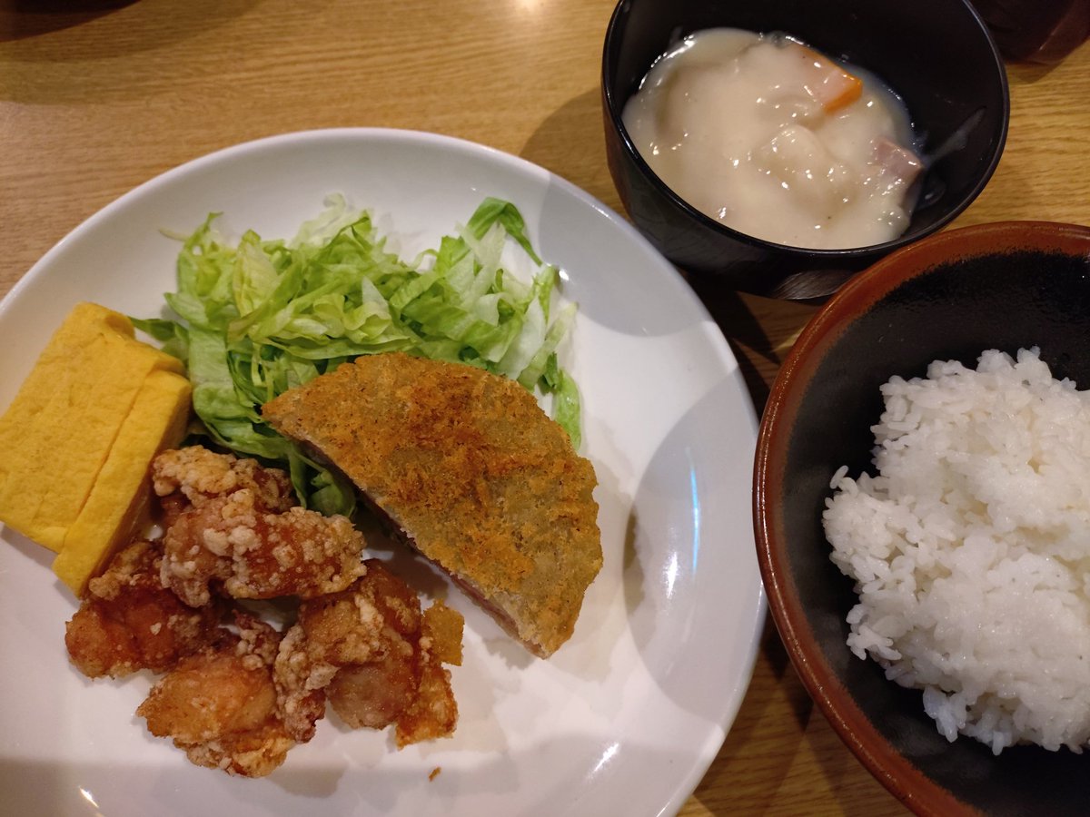 narimasu5581's tweet photo. 今日のまかないは、
ハムカツ、トリカラ、クリームシチュー🎵 https://t.co/d1PxRLBDP7
