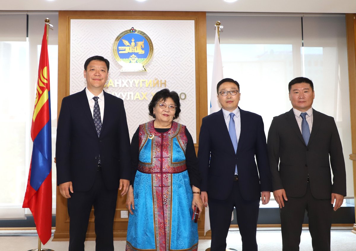 FRC_of_Mongolia's tweet photo. САНХҮҮГИЙН САЛБАРТ ҮР БҮТЭЭЛТЭЙ АЖИЛЛАСАН ХҮМҮҮСТ ТӨРИЙН ДЭЭД ОДОН, МЕДАЛЬ ГАРДУУЛЛАА
https://t.co/C5pX6jBAP6 https://t.co/neTvcCnQQU