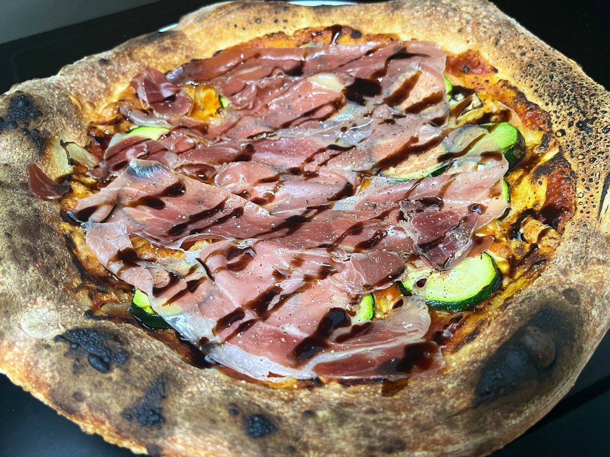 SakaizumiVtuber's tweet photo. どうも、趣味でピザ焼くおじさんです🍕🍕🍕 https://t.co/YS7zAwrBs1