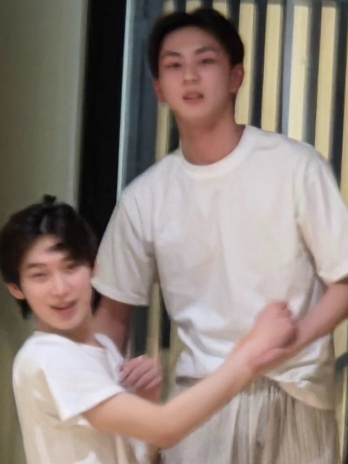woncattos's tweet photo. HAHAHAHAHA ITS THEM 😭😭 https://t.co/m9QObVsV1T
