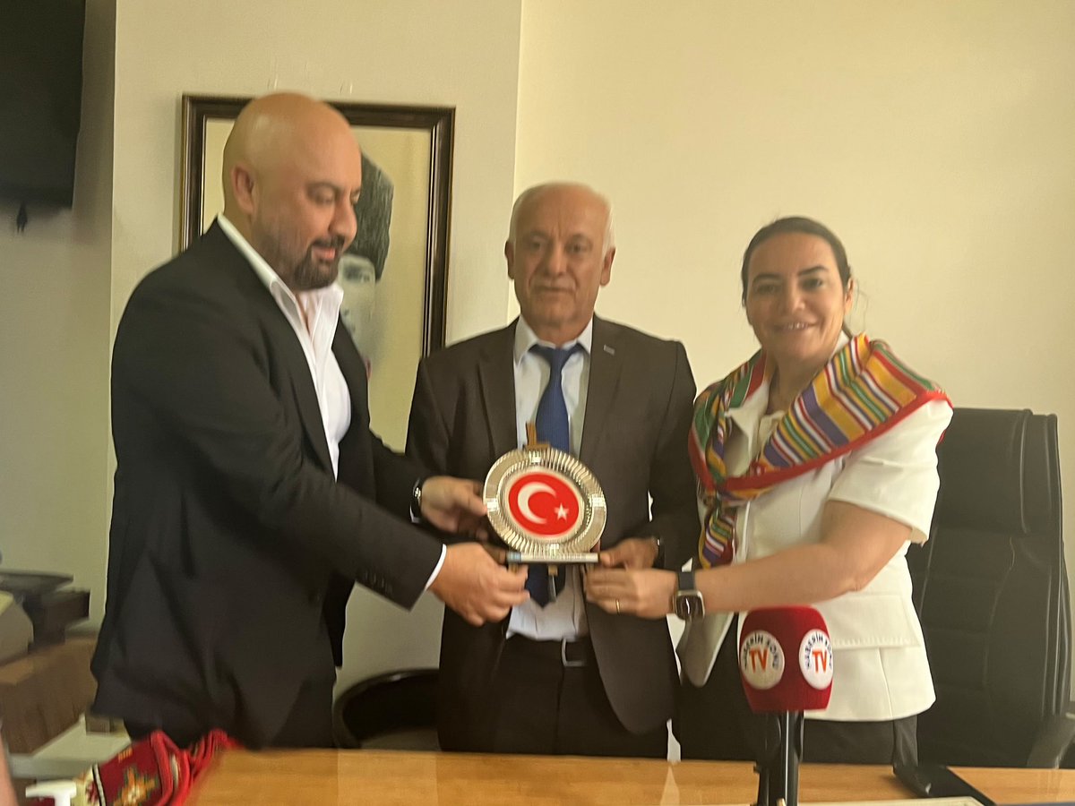 iyipartiadana_'s tweet photo. Genel Başkan Yardımcımız ve Adana Milletvekilimiz Sayın Ayyüce Türkeş ile İl Başkanımız Av. Batur Eroğlu, Avşarlar Eğitim, Kültür ve Dayanışma Derneği’ni ziyaret ederek Dernek Başkanı Sayın Veli Uçuk ve dernek üyeleriyle bir araya geldi.

İl Başkan Yardımcılarımız ve ilçe teşkilatlarımızın da katılımıyla gerçekleşen ziyarette, vatandaşlarımızın talep, öneri ve sorunları dinlenerek karşılıklı istişarelerde bulunuldu.

Ziyaret kapsamında, 27 Haziran Cumartesi günü Ankara Tandoğan Meydanı’nda gerçekleştirilecek olan “#BayrakAçıyorum” buluşmasına davette bulunuldu.

Samimi karşılamaları ve misafirperverlikleri dolayısıyla Dernek Başkanımız Sayın Veli Uçuk’a ve kıymetli dernek üyelerine teşekkür ediyoruz.

@iyiparti 
@batur_eroglu 
@ayyuceturkestas
