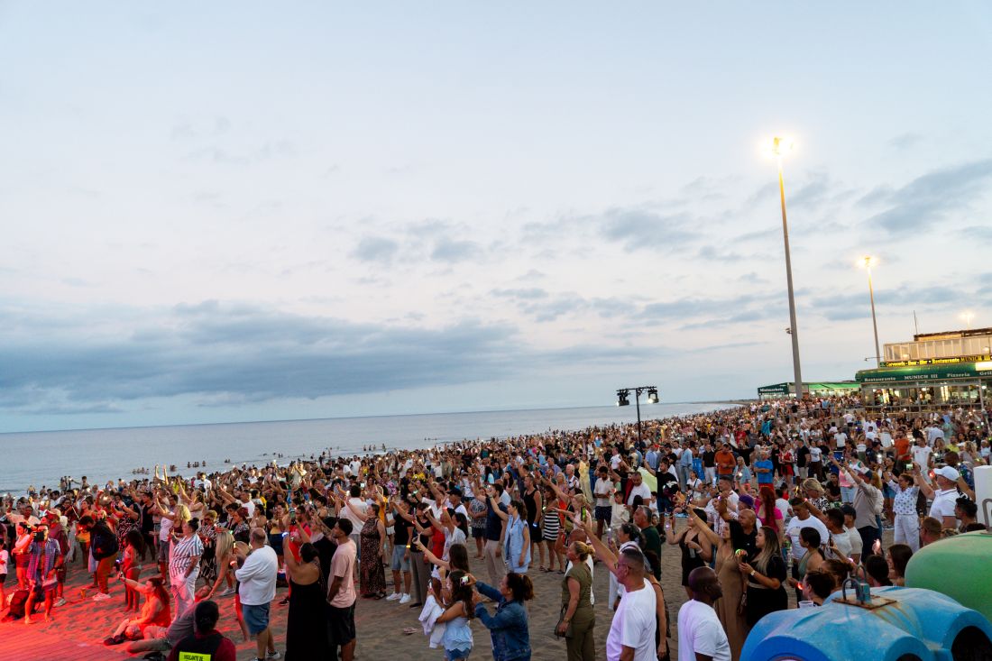 SolActualidad's tweet photo. La Noche de San Juan reúne a más de 7.000 personas en Playa del Inglés. @Maspalomas #Noche #SanJuan https://t.co/QKSryQ3wPL https://t.co/riyn6eDkNy