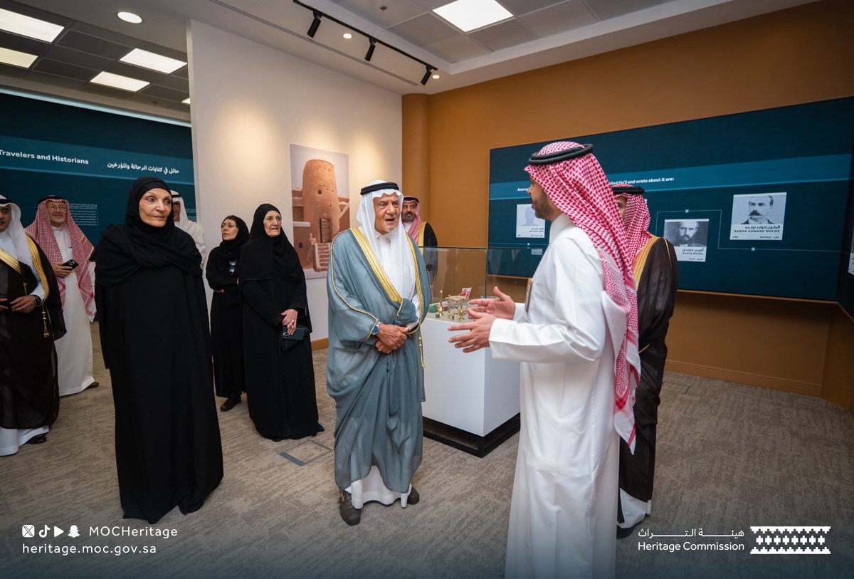 MOCHeritage's tweet photo. زار صاحب السمو الملكي الأمير تركي بن فيصل بن عبدالعزيز، مركز زوار التراث بمنطقة حائل، يرافقه وفد من جامعتي @_UOH و @EffatUniversity، حيث اطلعوا على أقسام المركز، وما تتضمنه من عروض حية وتنوع معرفي.

#هيئة_التراث https://t.co/tLFSlJDwrr