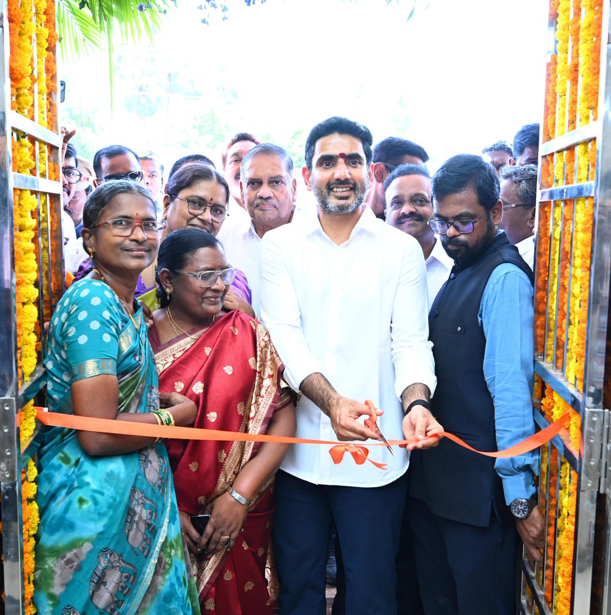 JaiTDP's tweet photo. అవనిగడ్డ నియోజకవర్గం మోపిదేవి మండలం కొక్కిలిగడ్డలో పి4 పథకంలో భాగంగా దాతల సహకారంతో రూ.1.4కోట్లతో నూతనంగా నిర్మించిన జెడ్పీ హైస్కూలు నూతన భవనాలను విద్యా శాఖ మంత్రి నారా లోకేష్ ప్రారంభించారు. ఈ సందర్భంగా లోకేష్ కొక్కిలిగడ్డ హైస్కూలు ఉపాధ్యాయులు, విద్యార్థులతో మాట్లాడారు. రెండేళ్లలో విద్యావ్యవస్థలో సంస్కరణలన్నీ పూర్తి చేశాం, ఇక ఉపాధ్యాయులంతా పూర్తిగా ఫలితాలపైనే శ్రద్ధ వహించాలని సూచించారు. అంతా కలిసి ఏపీ మోడల్ ఆఫ్ ఎడ్యుకేషన్ కోసం కృషి చేద్దామని పిలుపునిచ్చారు.
#NaraLokesh 
#AndhraPradesh