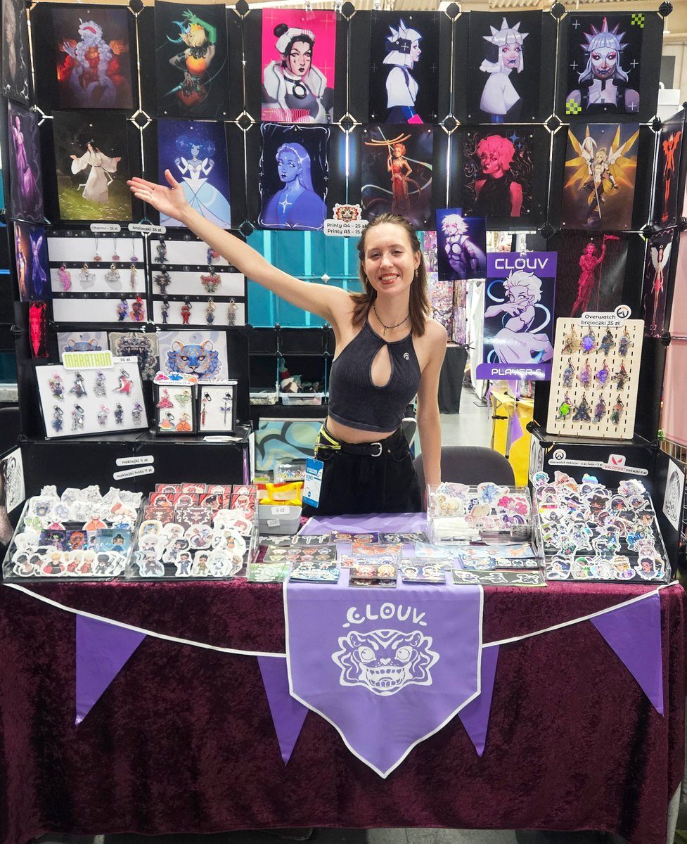 _clouv_'s tweet photo. Hi! I had a booth at Pyrkon last weekend and it was such an amazing experience!! Thanks so much to everyone who stopped by to say hi 💜 I loved chatting with you all about Marathon!! Since the fandom is pretty small in Poland, I really treasure those interactions <3 https://t.co/17PhqJM0qu