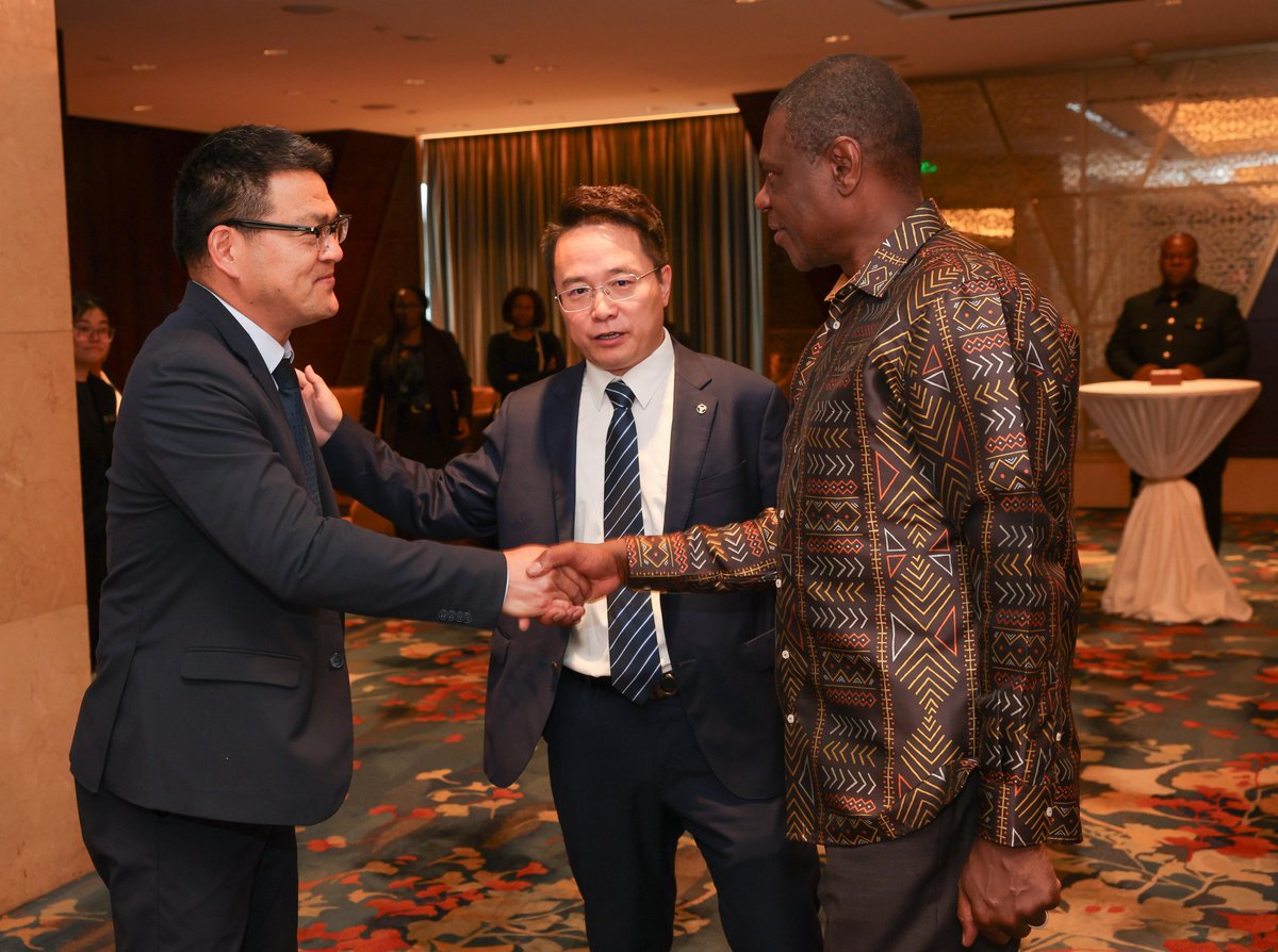 PresidencyZA's tweet photo. "I invite SANY to continue expanding its South African operations, participate in the South Africa Investment Conference, and utilise InvestSA and our One Stop Shop facilities to unlock new opportunities," said the Deputy President @PMashatile 

#SAinChina 🇿🇦🤝🇨🇳
#EconomicDiplomacy